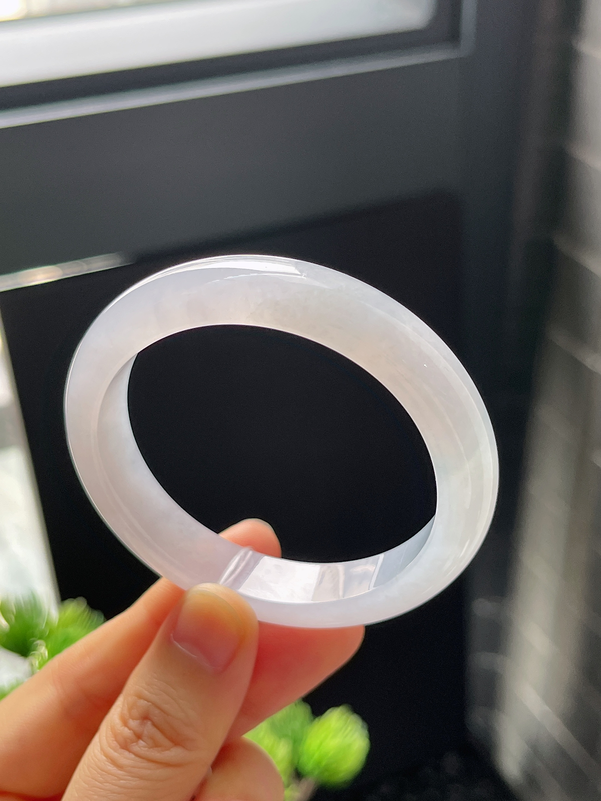 贵妃镯52.5圈口，翡翠冰糯种淡绿色手镯