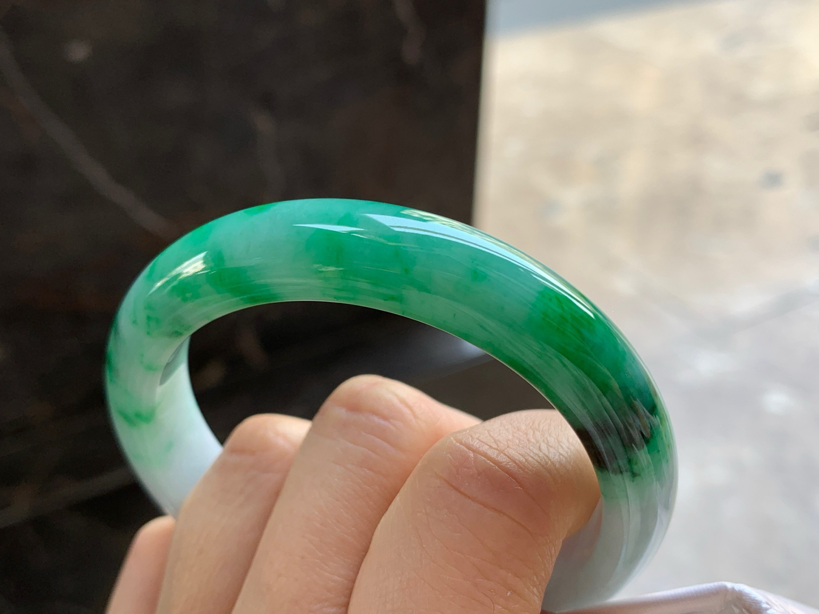 54.5-11.8-8.2

辣绿色手镯^_^颜色鲜艳 玉质温润