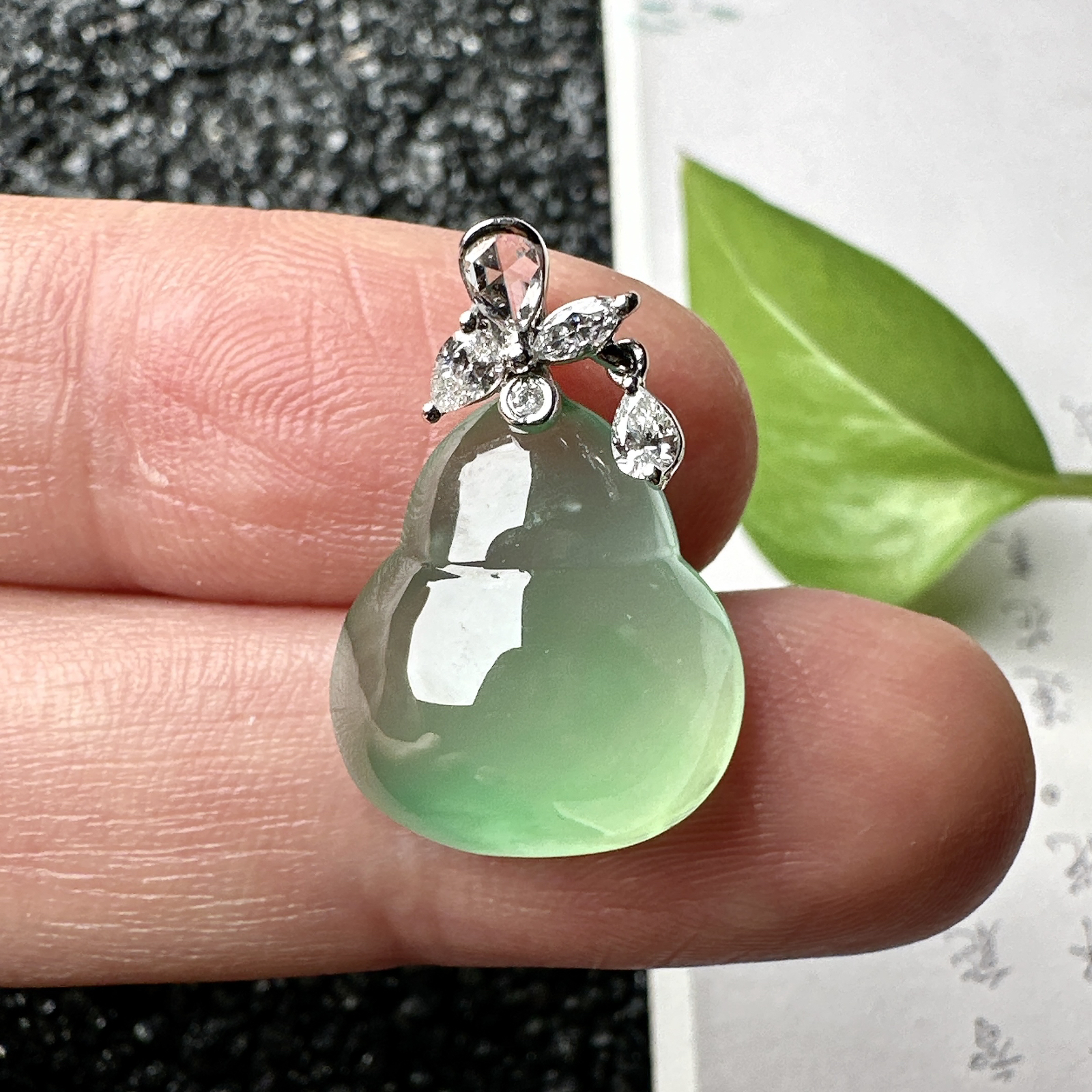 【冰种飘绿葫芦吊坠】质地细腻清爽，荧光感强烈，起刚光强烈，18K金钻镶嵌，裸石尺寸18*14.8*7毫米