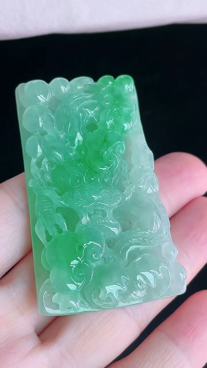 【翡翠名称】老坑种冰飘阳绿龙牌翡翠挂件
【翡翠尺寸】61.3/36/8.5mm
【翡翠描述】宝贝种老