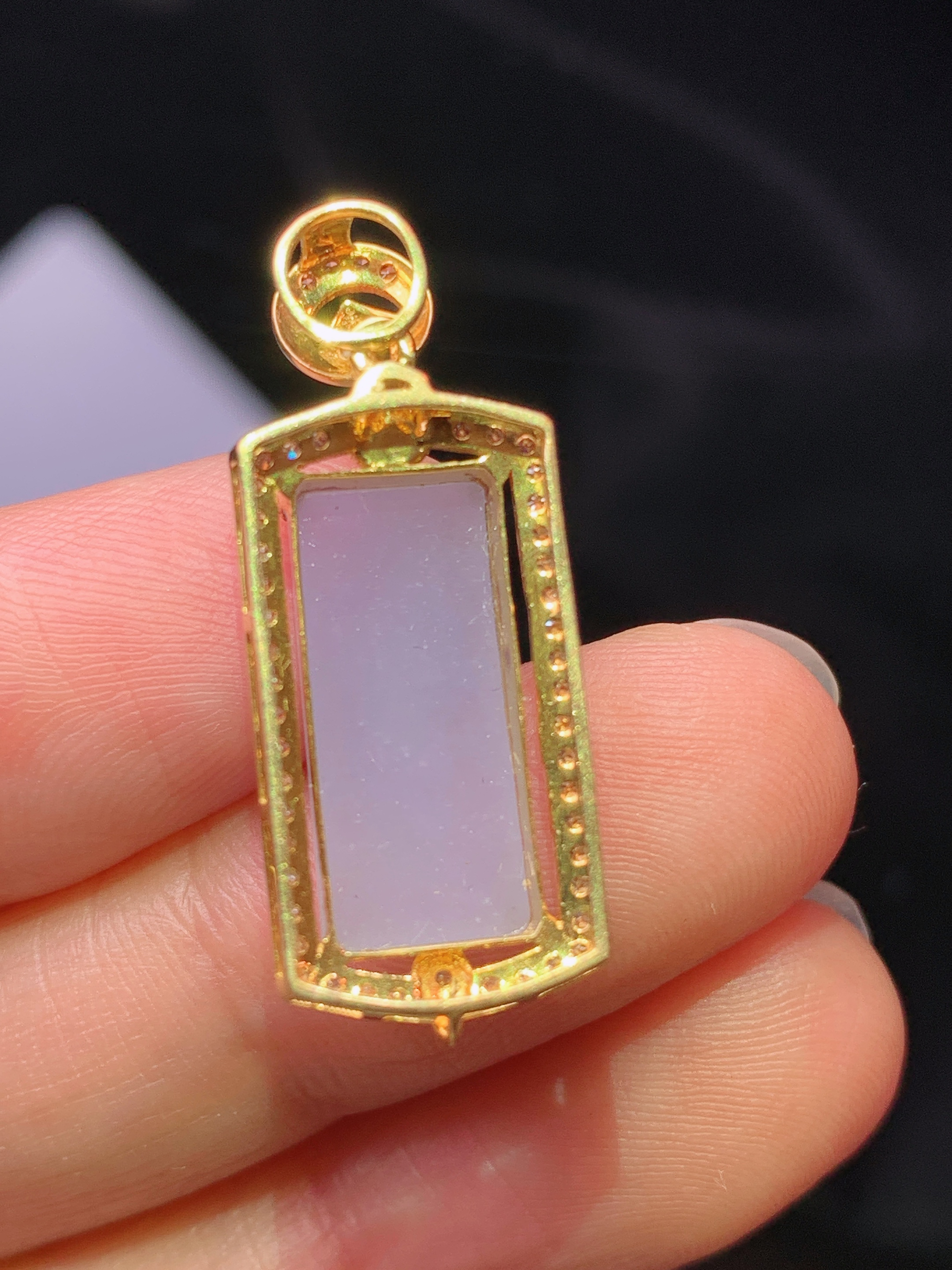 18k金钻镶嵌紫罗兰无事牌吊坠 玉质细腻 色泽艳丽清新 水润亮眼 整体尺寸28.8*11.2*7f3