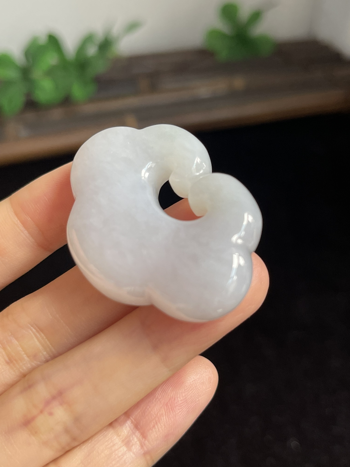 翡翠糯化种白色吊坠