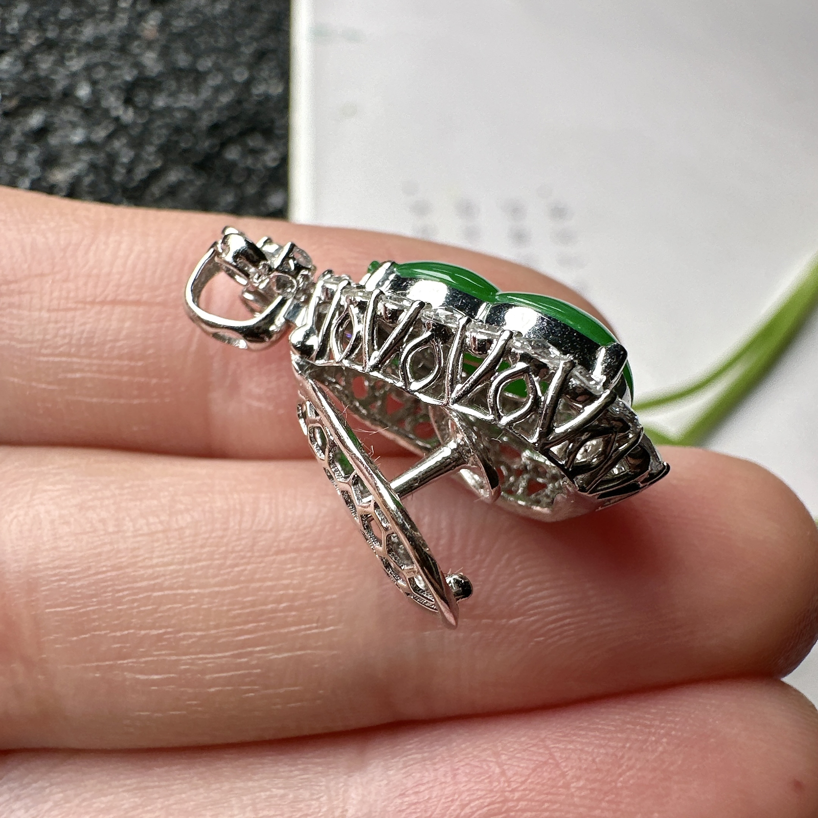 【冰种满绿葫芦吊坠】质地细腻，冰润起光，胶感强烈，冰感明显，18K金钻精美镶嵌，裸石尺寸14.4*9.9*3.4毫米