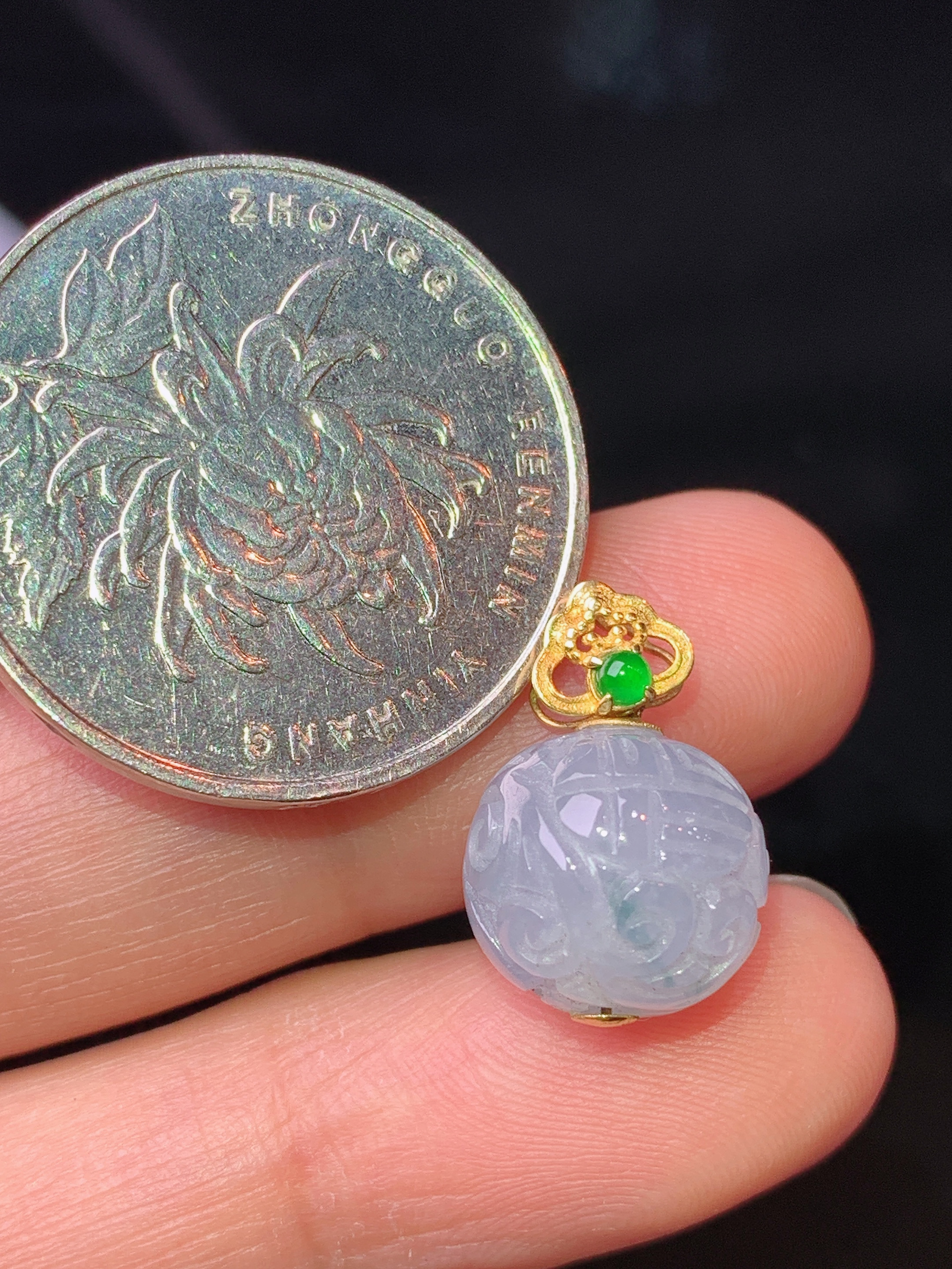 18k金镶嵌飘绿圆珠吊坠 玉质细腻 色泽艳丽清新 水润亮眼 整体尺寸16.7*11.2*2x
