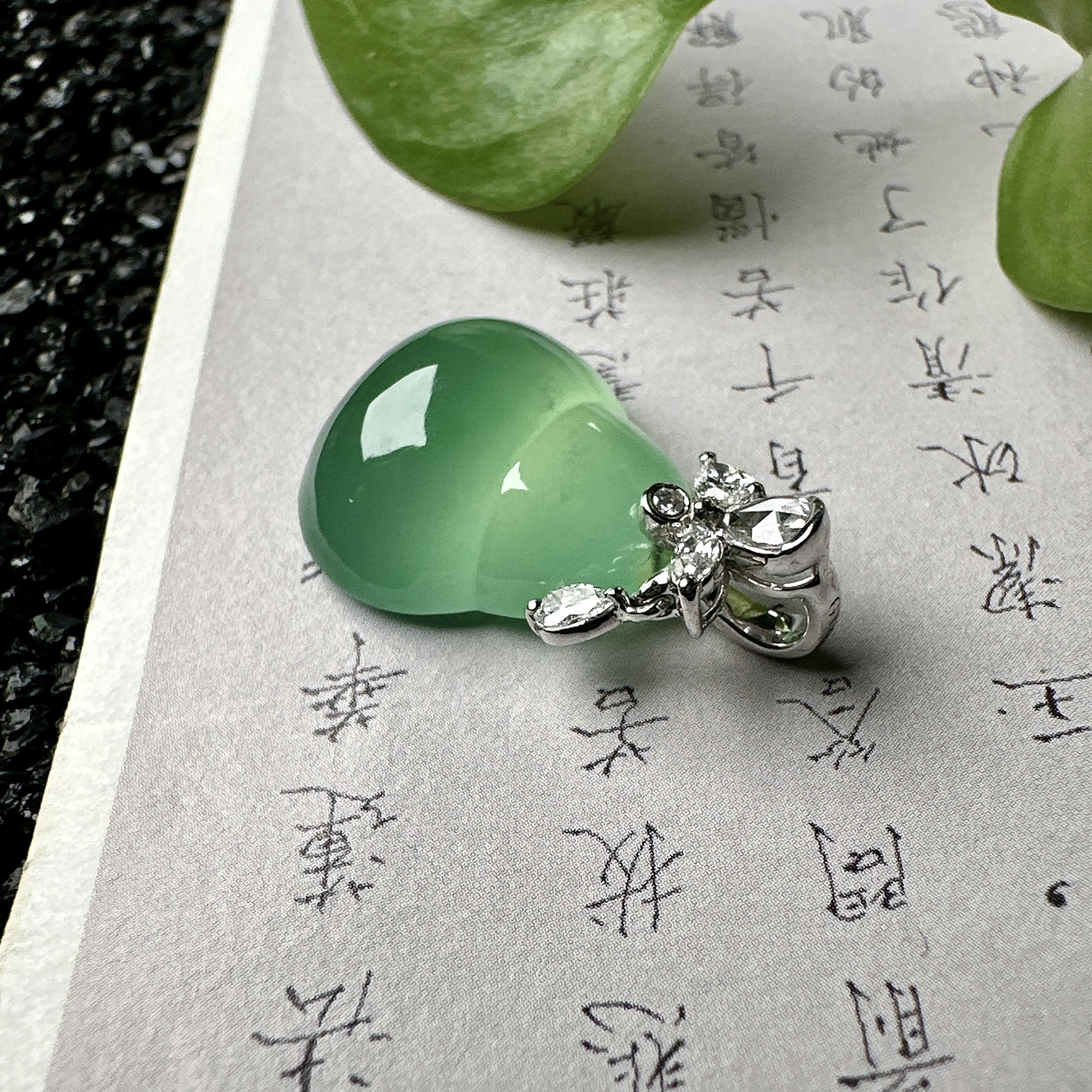 【冰种飘绿葫芦吊坠】质地细腻清爽，荧光感强烈，起刚光强烈，18K金钻镶嵌，裸石尺寸18*14.8*7毫米