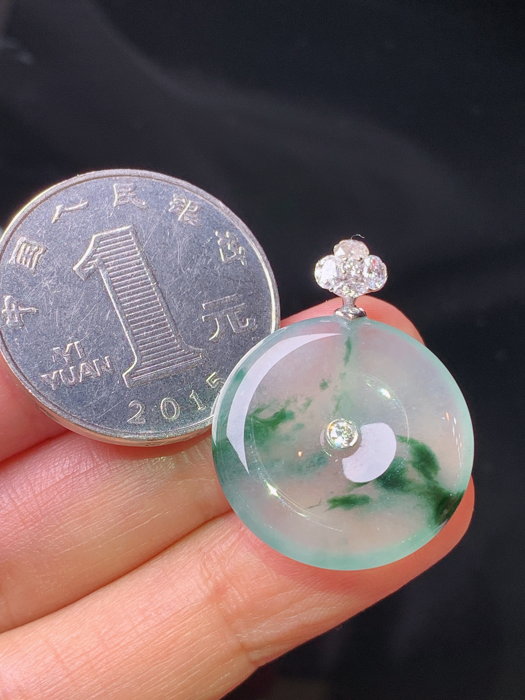 18k金钻镶嵌冰种飘绿平安扣吊坠 玉质细腻 色泽艳丽清新 水润亮眼 整体尺寸28*21.3*4.2c1