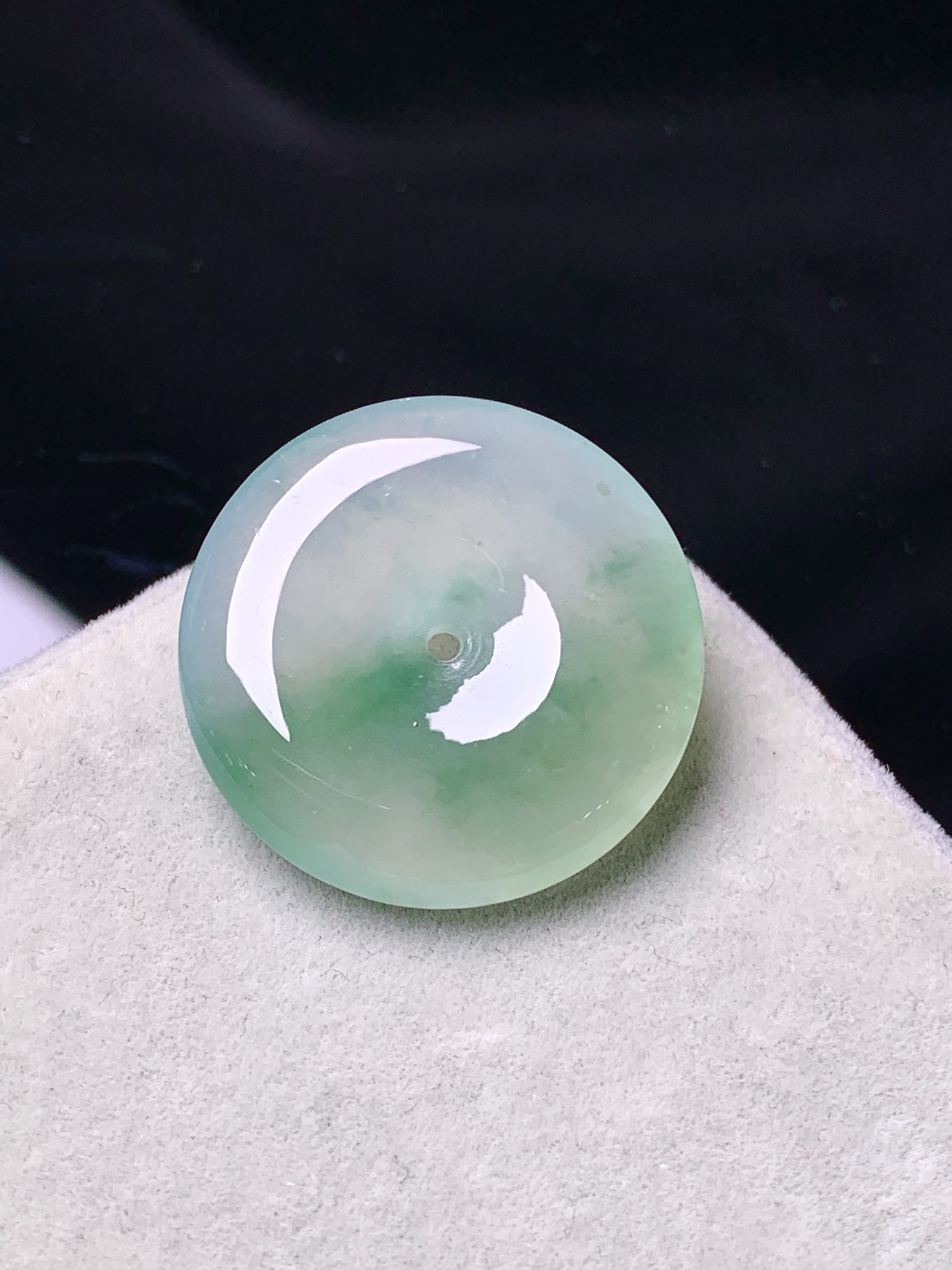 冰种飘绿平安扣吊坠 玉质细腻 色泽艳丽清新 水润亮眼 整体尺寸22.8*4.8a2