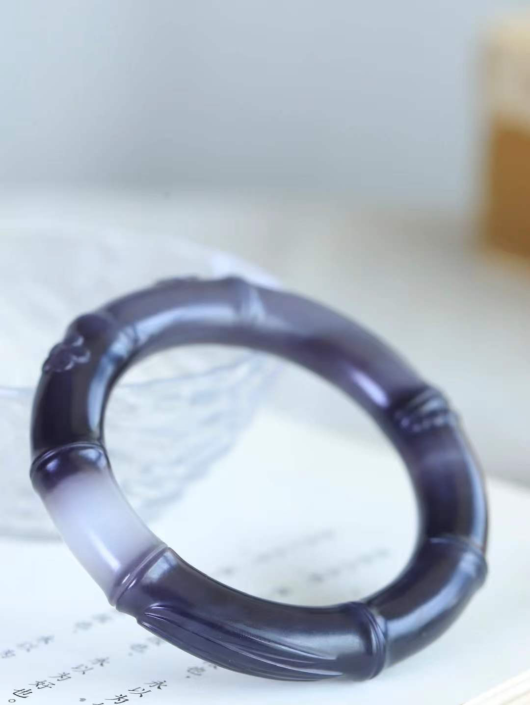 【节节高升.手镯】

精品和田玉烟紫白双色竹手镯，玉质温润细腻，苏工精雕竹节，竹子品德高尚，生而有节，象征气节正直、不屈不俗。竹叶纤秀俊逸，舒展自如，迎风摇曳，柔美清逸，清新典雅。️整器画面空灵简洁佩于胸前，寓意祝福，高风亮节，步步高升。
内径53mm尺寸12-12.6mm重60克9947377T