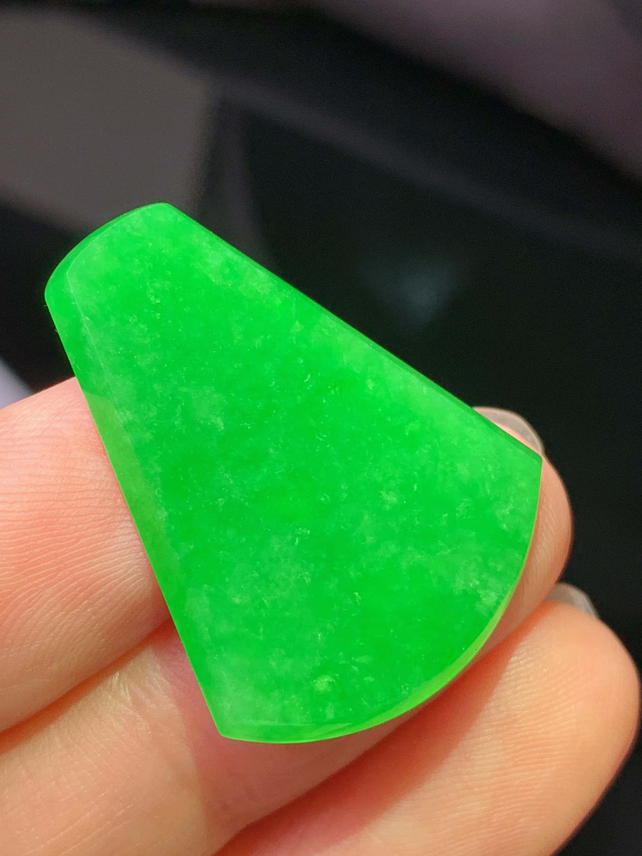 镶嵌款 翠绿无事牌吊坠 玉质细腻 色泽艳丽清新 水润亮眼 整体尺寸28*21.6*2.5m2