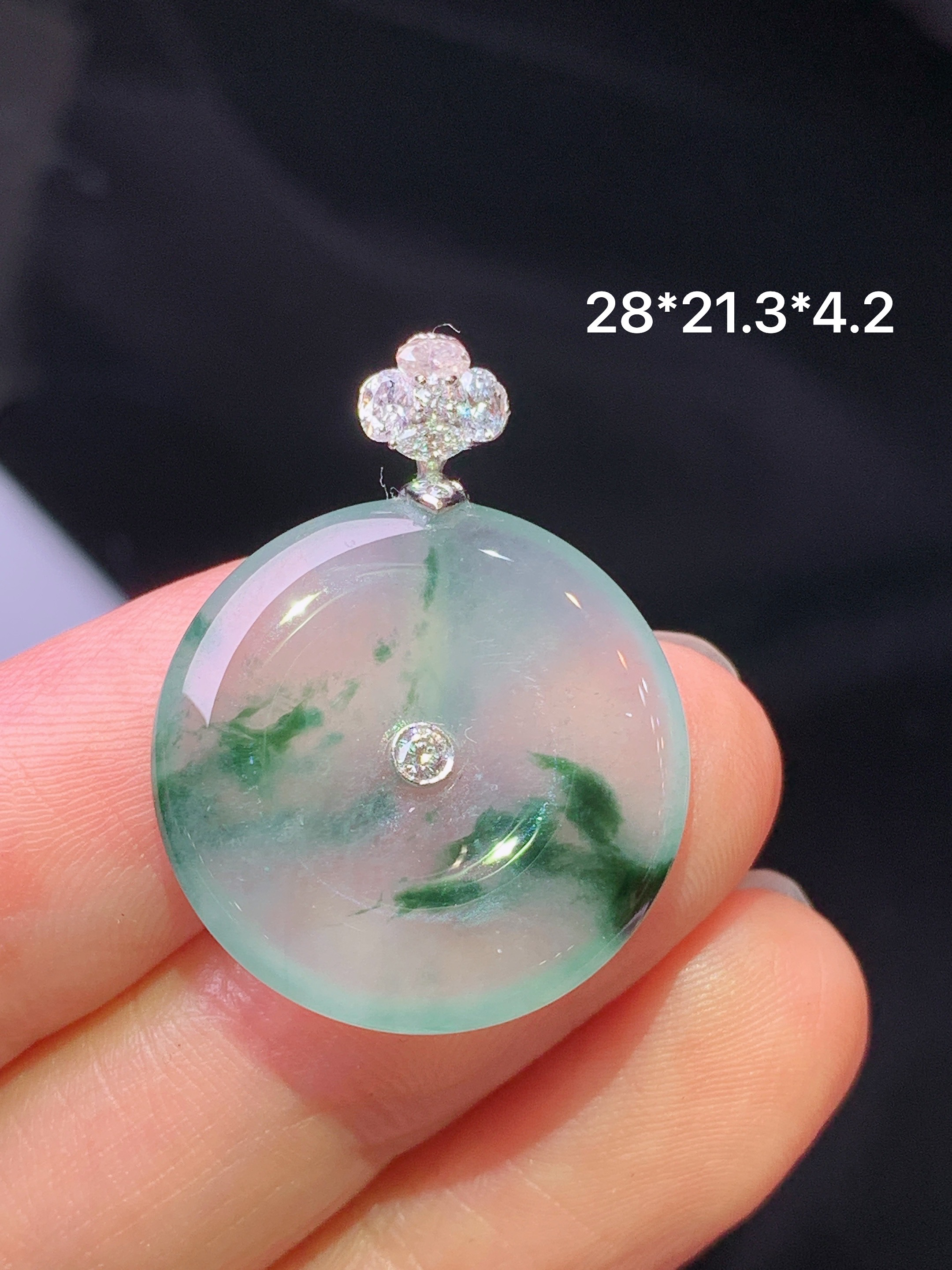 18k金钻镶嵌冰种飘绿平安扣吊坠 玉质细腻 色泽艳丽清新 水润亮眼 整体尺寸28*21.3*4.2c1