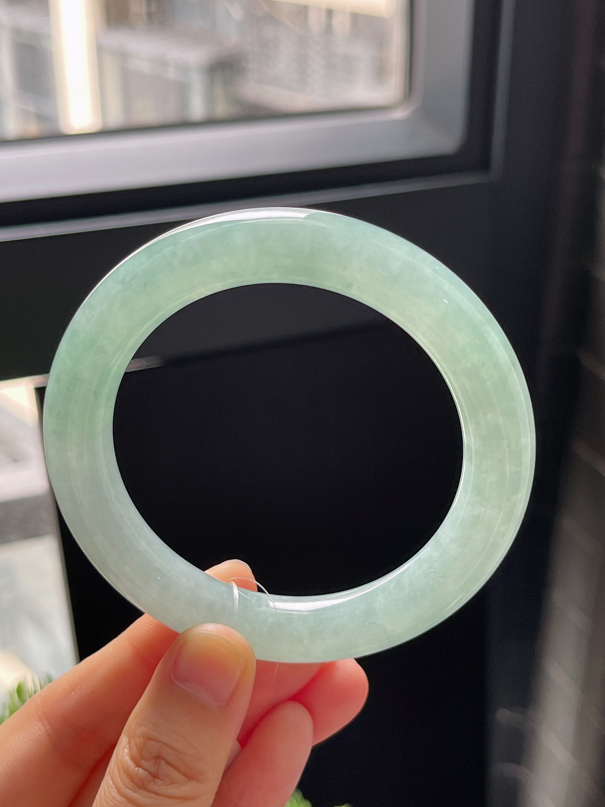 圆镯56.3圈口，翡翠冰糯种浅绿色手镯