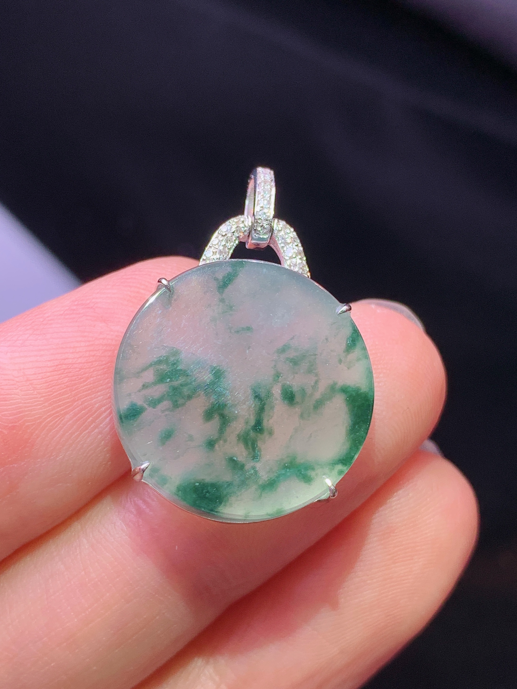 18k金钻镶嵌冰种飘绿圆牌吊坠 玉质细腻 色泽艳丽清新 水润亮眼 整体尺寸25.8*17.5*4.8b1