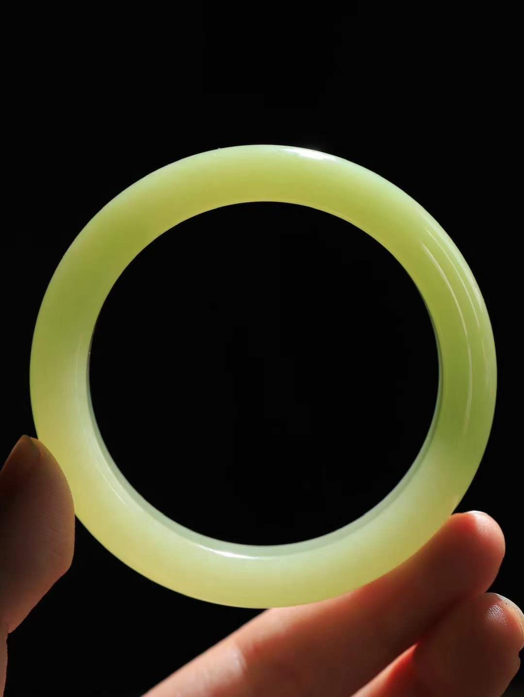 【婉约佳人·手镯】

精品和田玉黄口手镯，玉质细腻温润，手感舒适，️线条流畅，简约大气，美自天成，佩戴于腕间，婉约之美，举手投足间透出那份低调奢华，醉人心扉。
重58.7克 内径圈口56.5mm  尺寸12.6-9.3mm  FDA-1140533