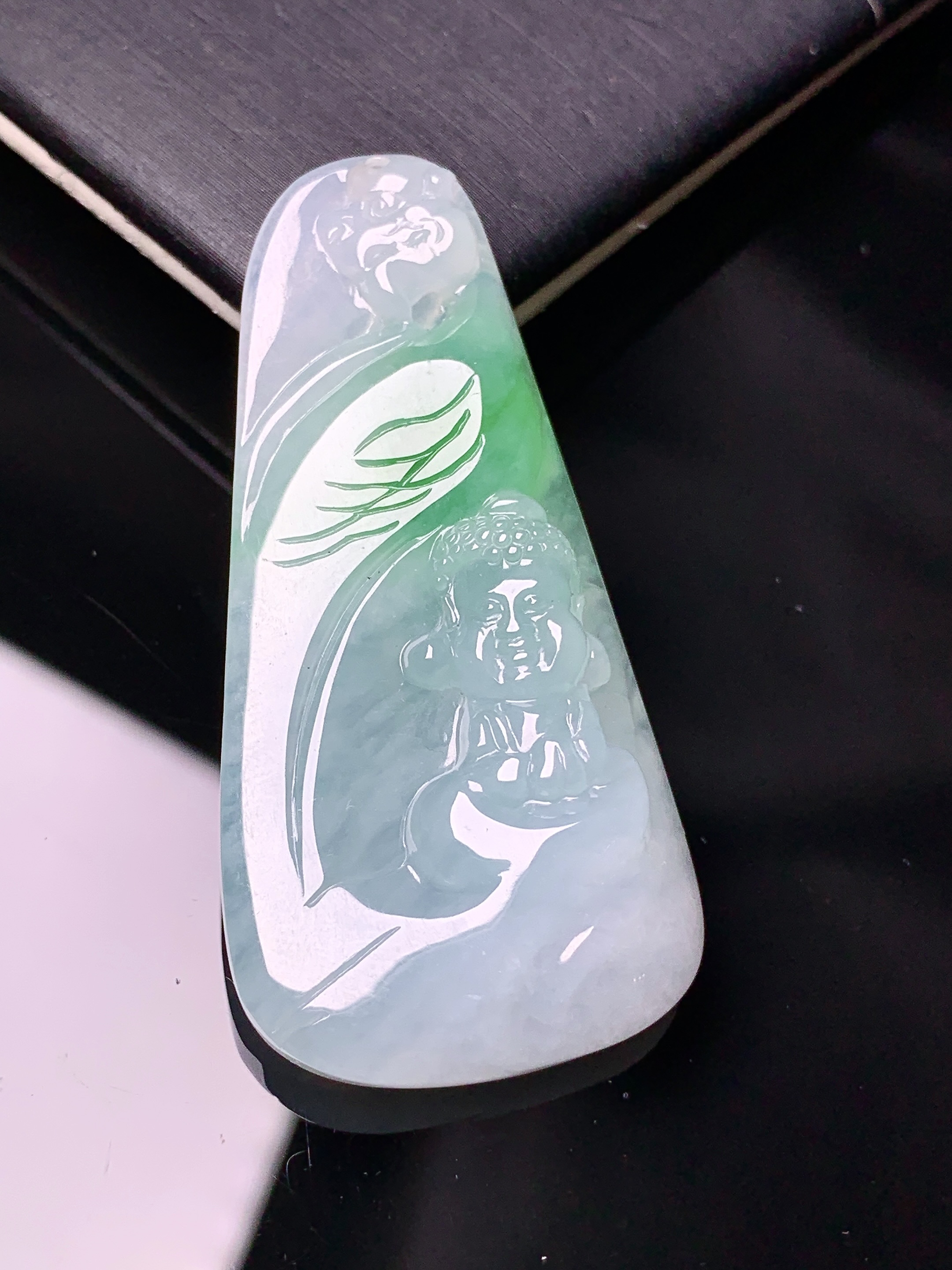 18k金钻镶嵌飘绿宝宝佛公吊坠 玉质细腻 色泽艳丽清新 水润亮眼 整体尺寸49.2*24.2*8.5w1