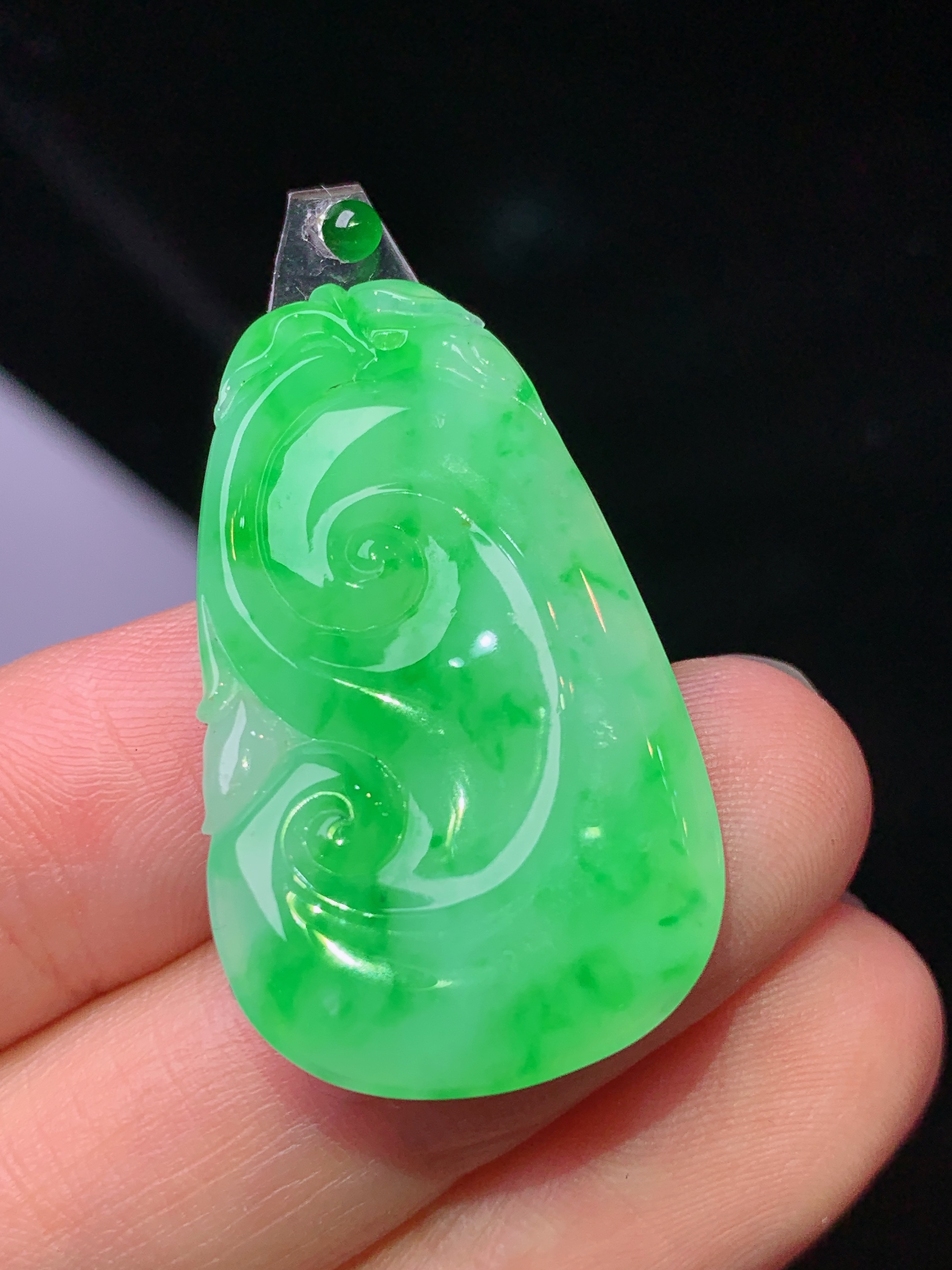 镶嵌款 翠绿如意吊坠 玉质细腻 色泽艳丽清新 水润亮眼 整体尺寸33*19.5*2.8*2x