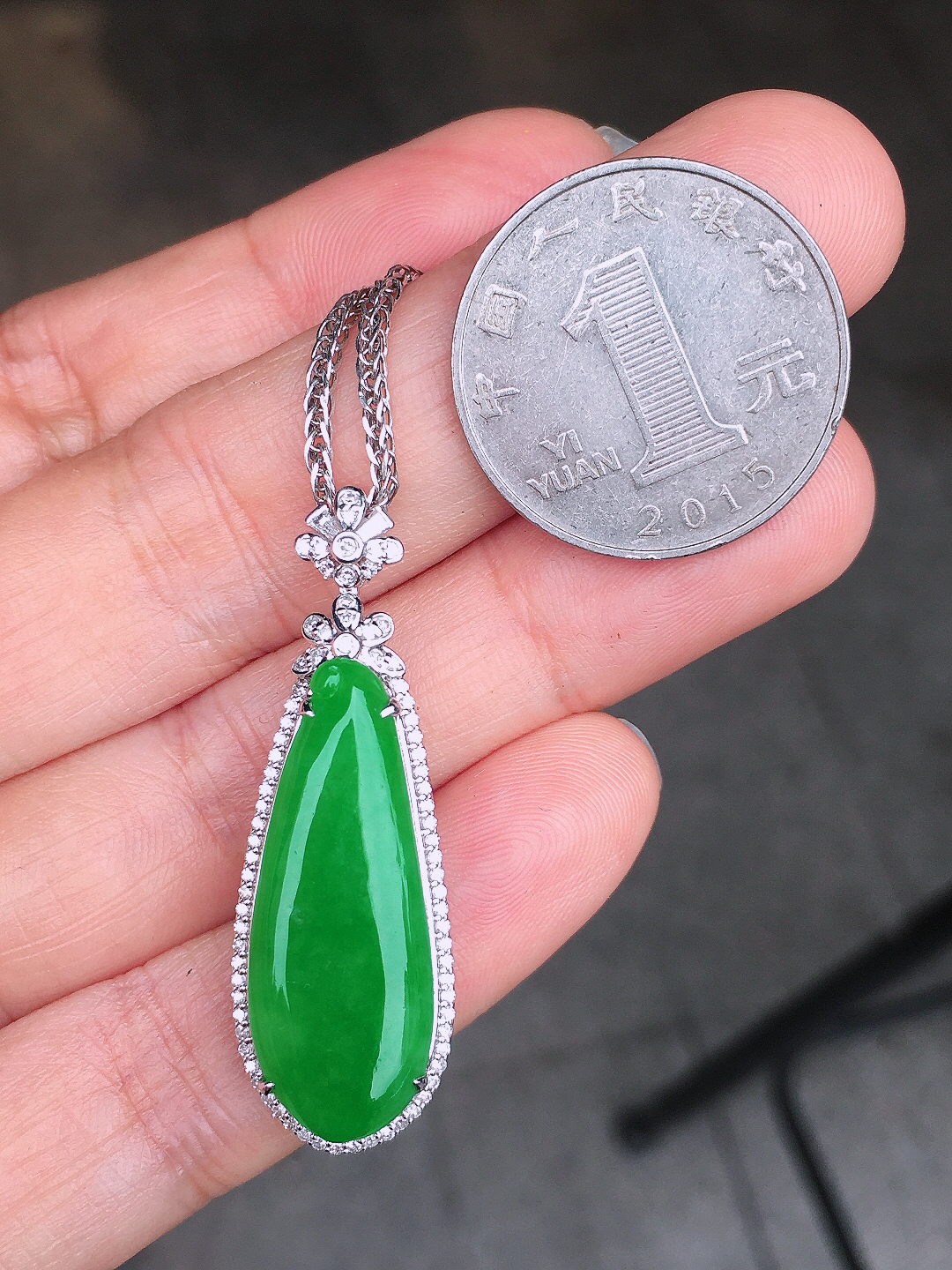 阳绿福瓜吊坠，色泽均匀艳丽，玉质细腻，荧光感超
强，饱满圆润，尽显优雅气质，18k
金豪华镶嵌