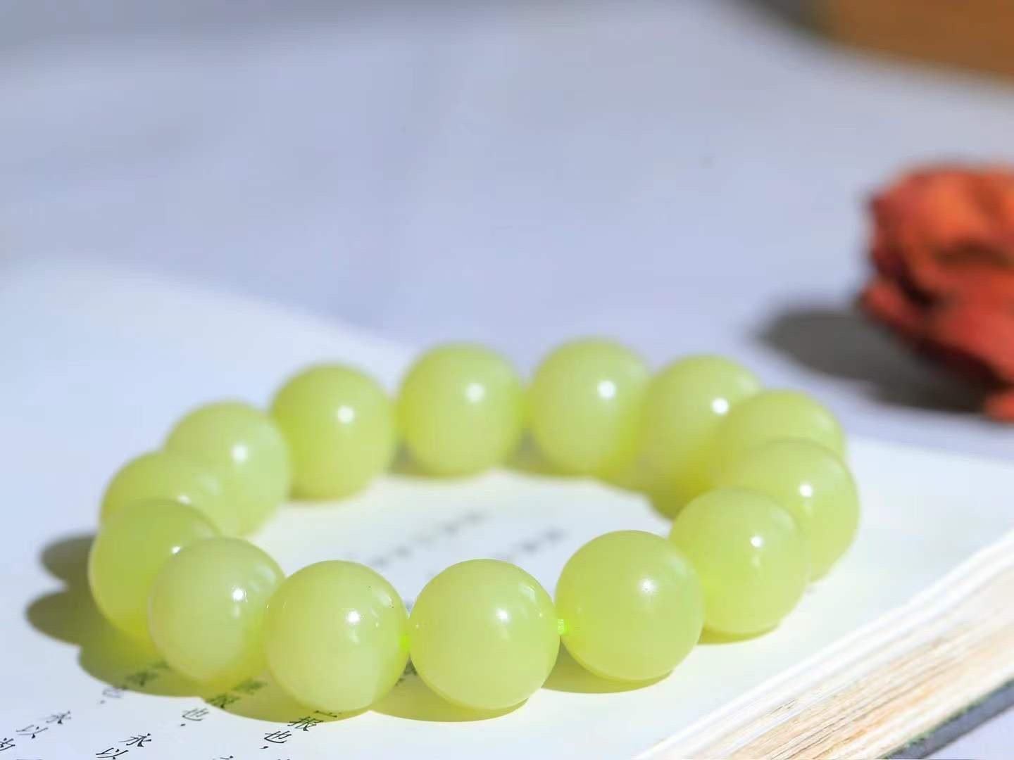 【珠圆玉润.手串】

精品和田玉黄口珠圆玉润手串 玉质温润细腻  整串打磨圆润，佩戴舒适。珠珠落玉盘