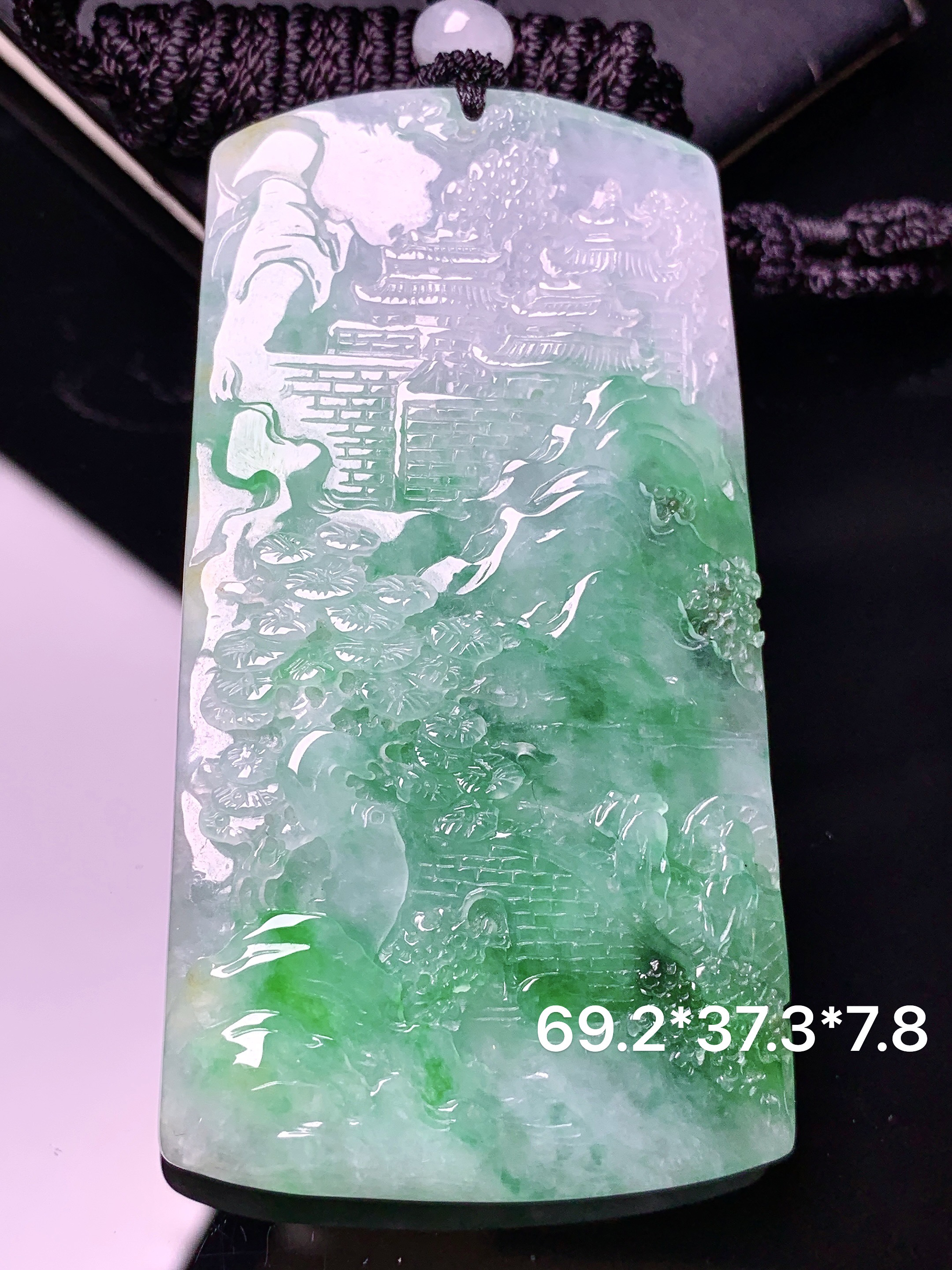 飘绿山水牌子吊坠 玉质细腻 色泽艳丽清新 水润亮眼 整体尺寸69.2*37.3*7.8L1