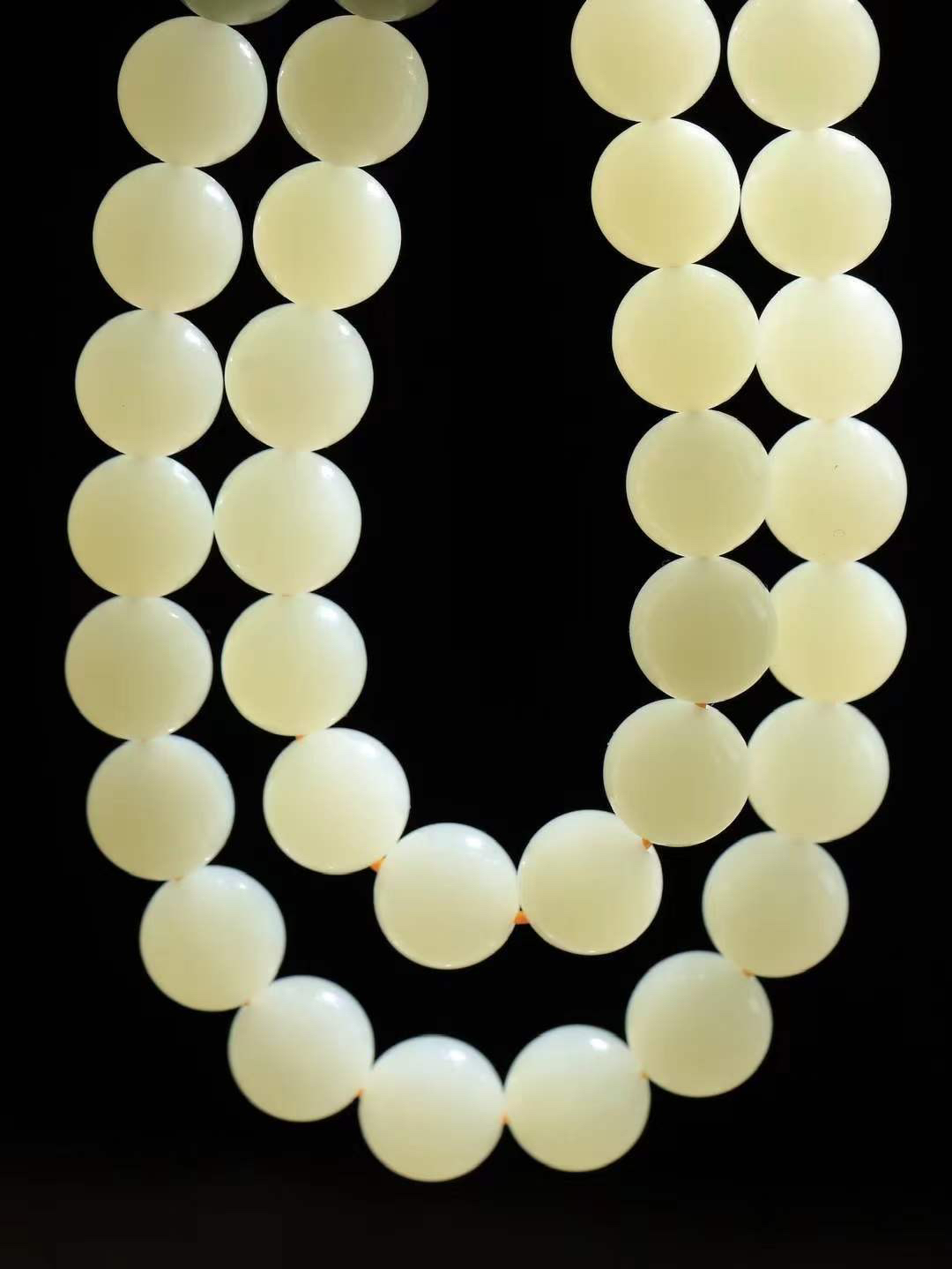 【珠圆玉润.项链】

精品和田玉黄口珠圆玉润项链 玉质细腻油润 饱满光滑 质朴无华，悠远简单，人心境界远，百世修炼深，心灵常驻善意持，觉悟人生百世修。重107.2克 尺寸取一12mm  FDL-2240522