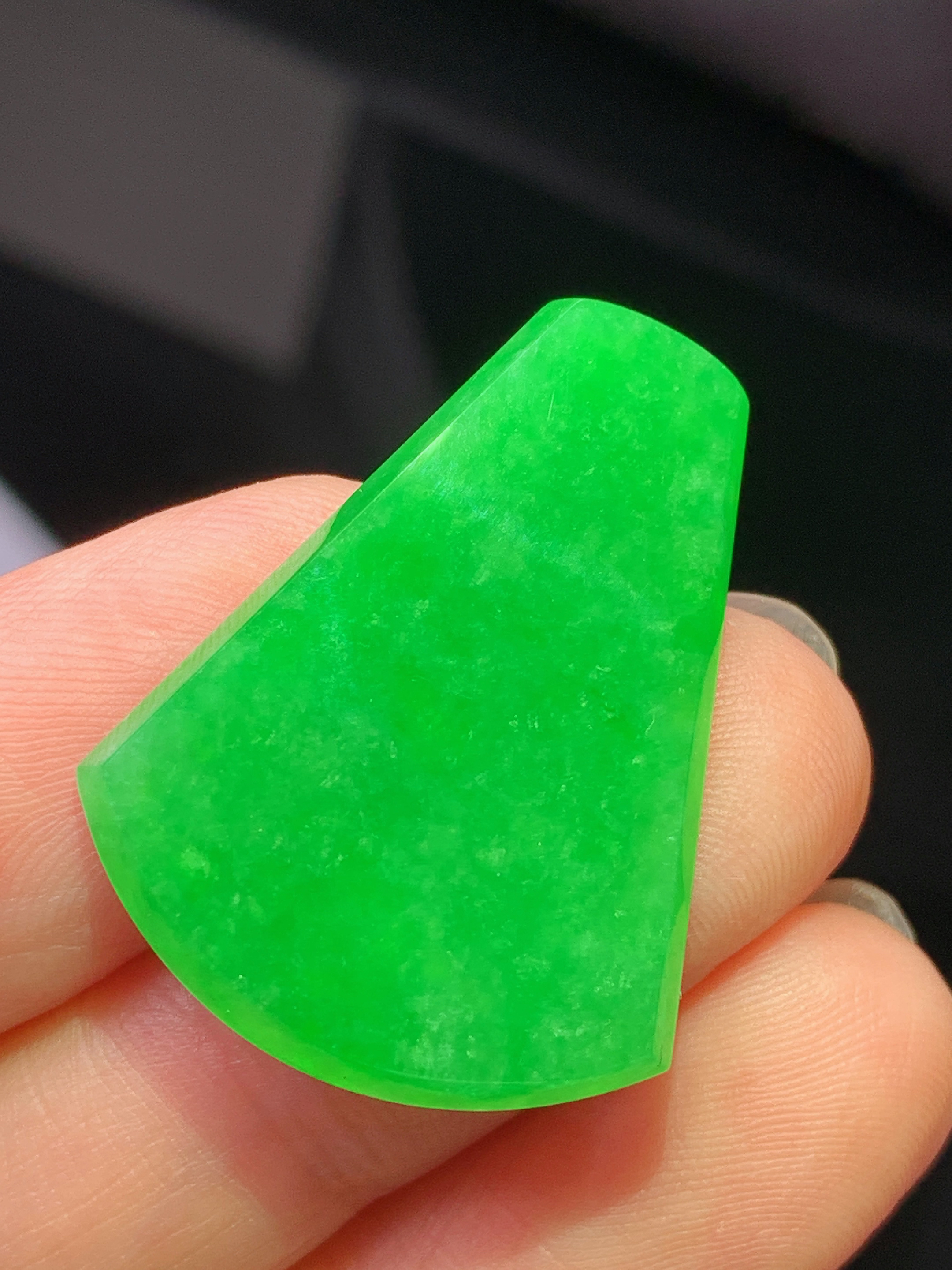 镶嵌款 翠绿无事牌吊坠 玉质细腻 色泽艳丽清新 水润亮眼 整体尺寸28*21.6*2.5m2