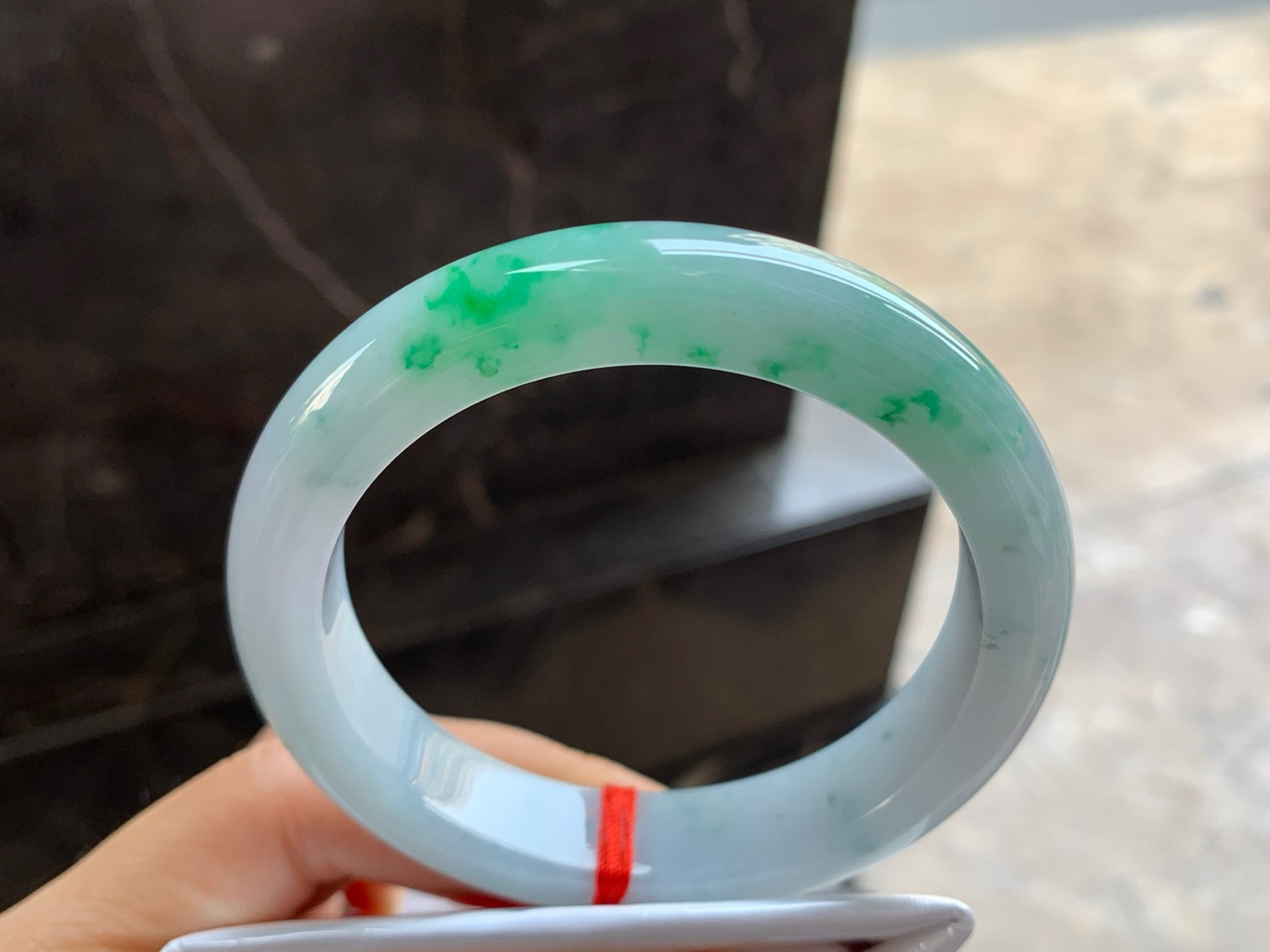 56.5-12.5-8.8

带色手镯^_^颜色好看 玉质温润