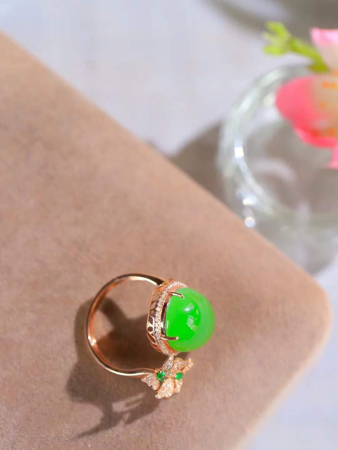 【金镶玉.戒指】

精品和田玉碧玉18k金镶嵌戒指 玉质细腻温润 油性十足 ，不论时光如何流转变化，这枚戒指始终闪耀着最初的光芒。精工镶嵌18K金 （保真金 可检测贵金属18K金） 重4.5克 尺寸17.2-16-12mm 7840555A