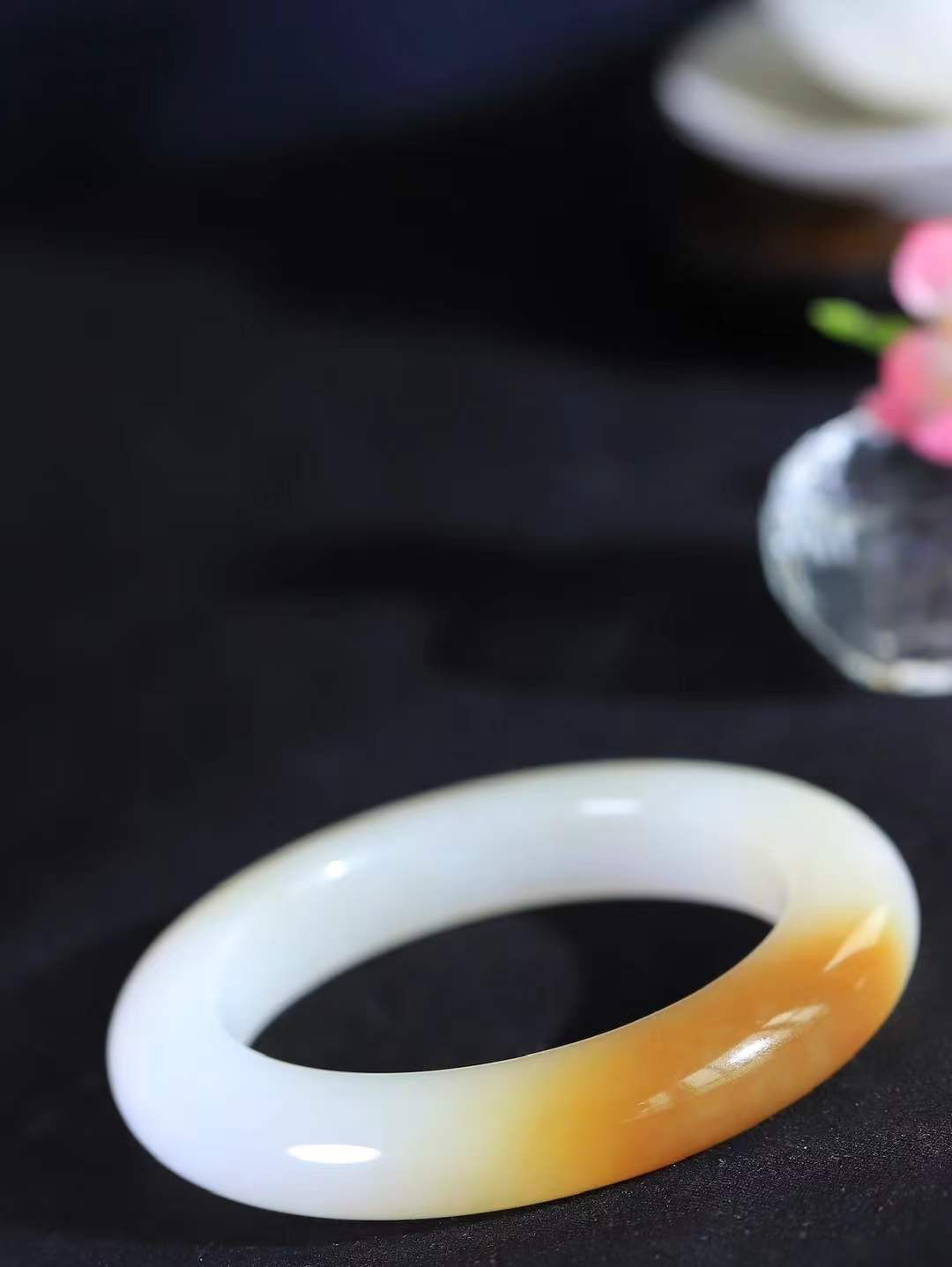 【暖玉生香·手镯】

精品和田玉糖白玉手镯，质地油润细腻，色泽高贵典雅，镯型古朴典雅。在诗情画意的雨巷相遇，你是我腕间的一抹风情，有你眸有深情，清风荡漾湖间静水，我愿俯身低眉，在烟波涟漪处，寻你深情倩影。内径55.5mm尺寸12.7-11.8mm重77克  6940258A