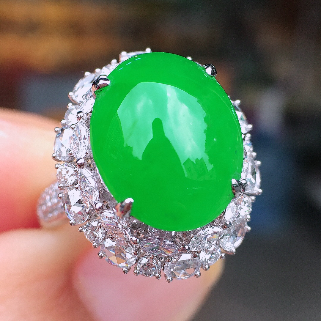 阳绿蛋面戒指，色泽均匀艳丽，玉质细腻，荧光感超
强，饱满圆润，尽显优雅气质，18k
金豪华镶嵌