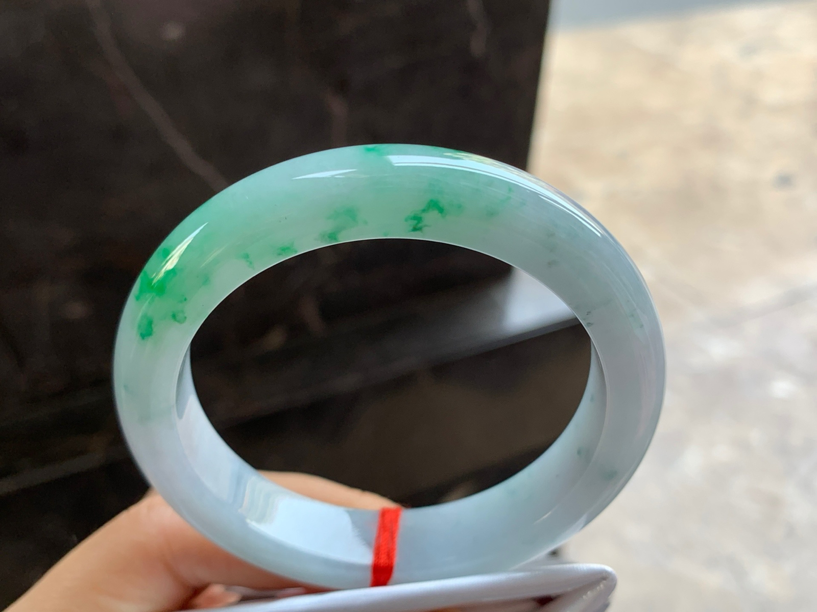 56.5-12.5-8.8

带色手镯^_^颜色好看 玉质温润