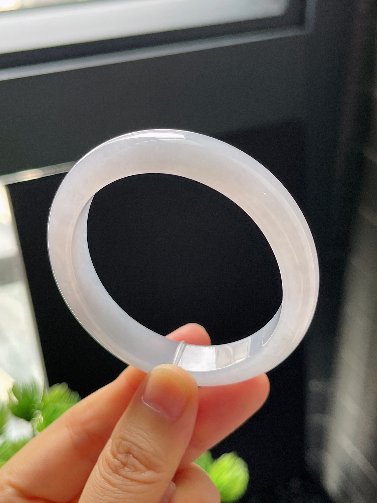 贵妃镯52.5圈口，翡翠冰糯种淡绿色手镯