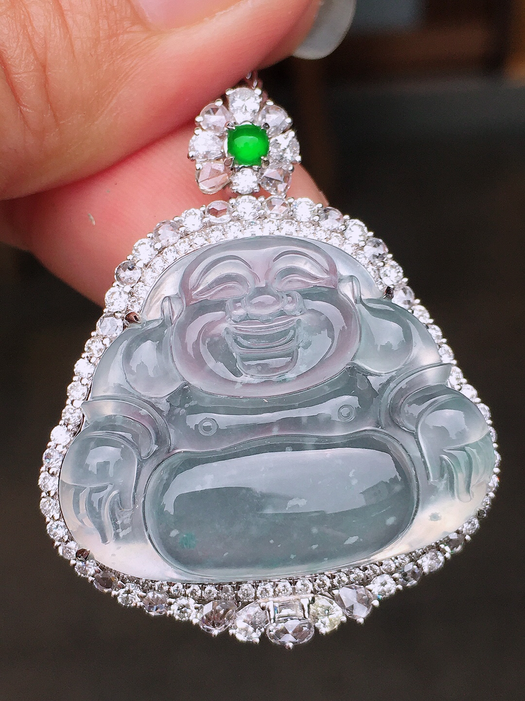 冰飘花佛公吊坠，色泽艳丽，玉质细腻，荧光感超
强，饱满圆润，尽显优雅气质，18k
金豪华镶嵌