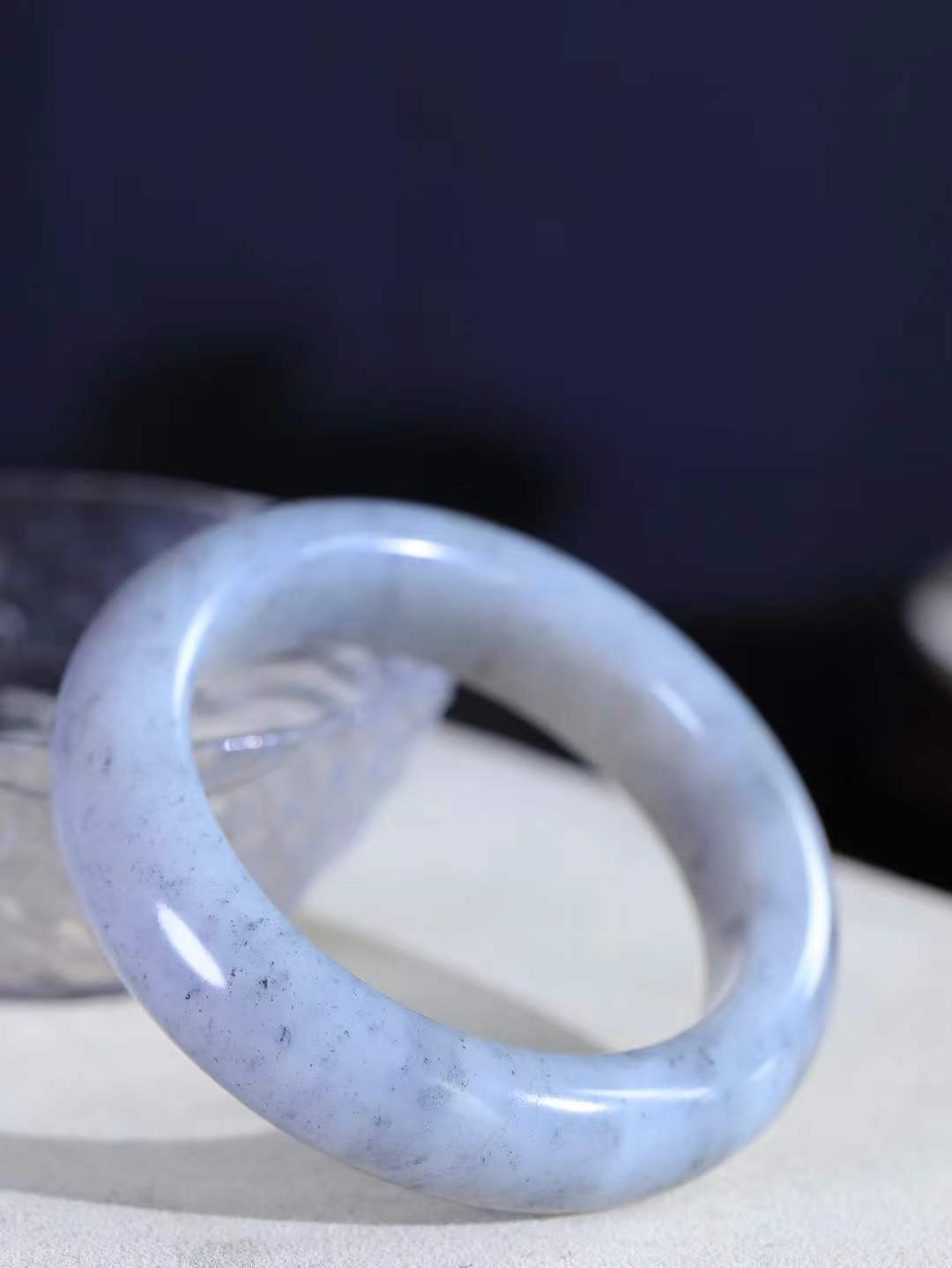 【籽.水墨风情.手镯】

新疆和田籽料青花手镯 玉质细腻饱满，镯型大气，脂感油润。青花晕染轻淌，让人迷醉其中，就如身在云雾飘渺的群山之中，雾气升腾～重98.5克 尺寸58-17-11.3mm FDT-7740300