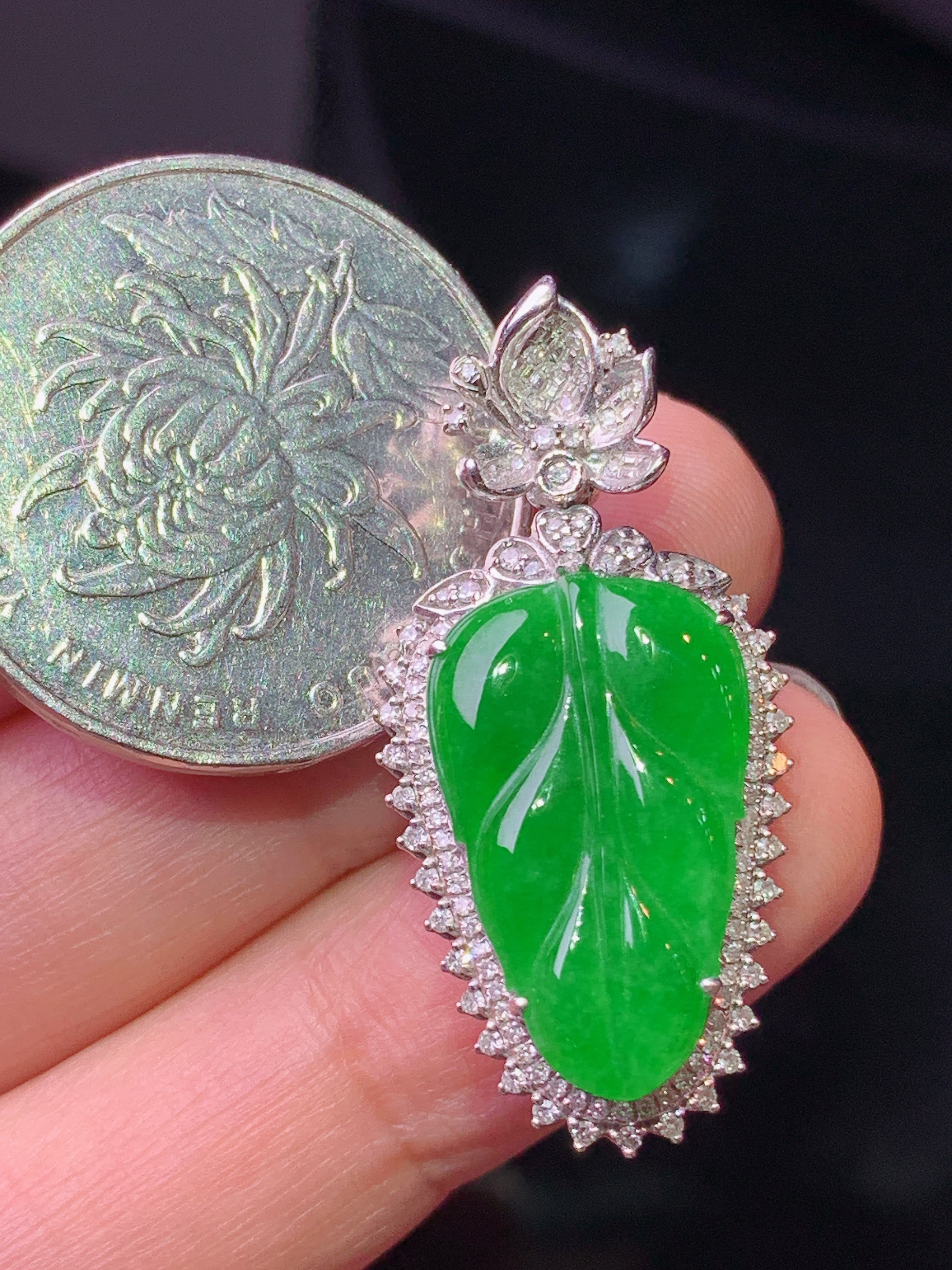 18k金钻镶嵌满绿树叶吊坠 玉质细腻 色泽艳丽清新 水润亮眼 整体尺寸32.7*16*7.6g2