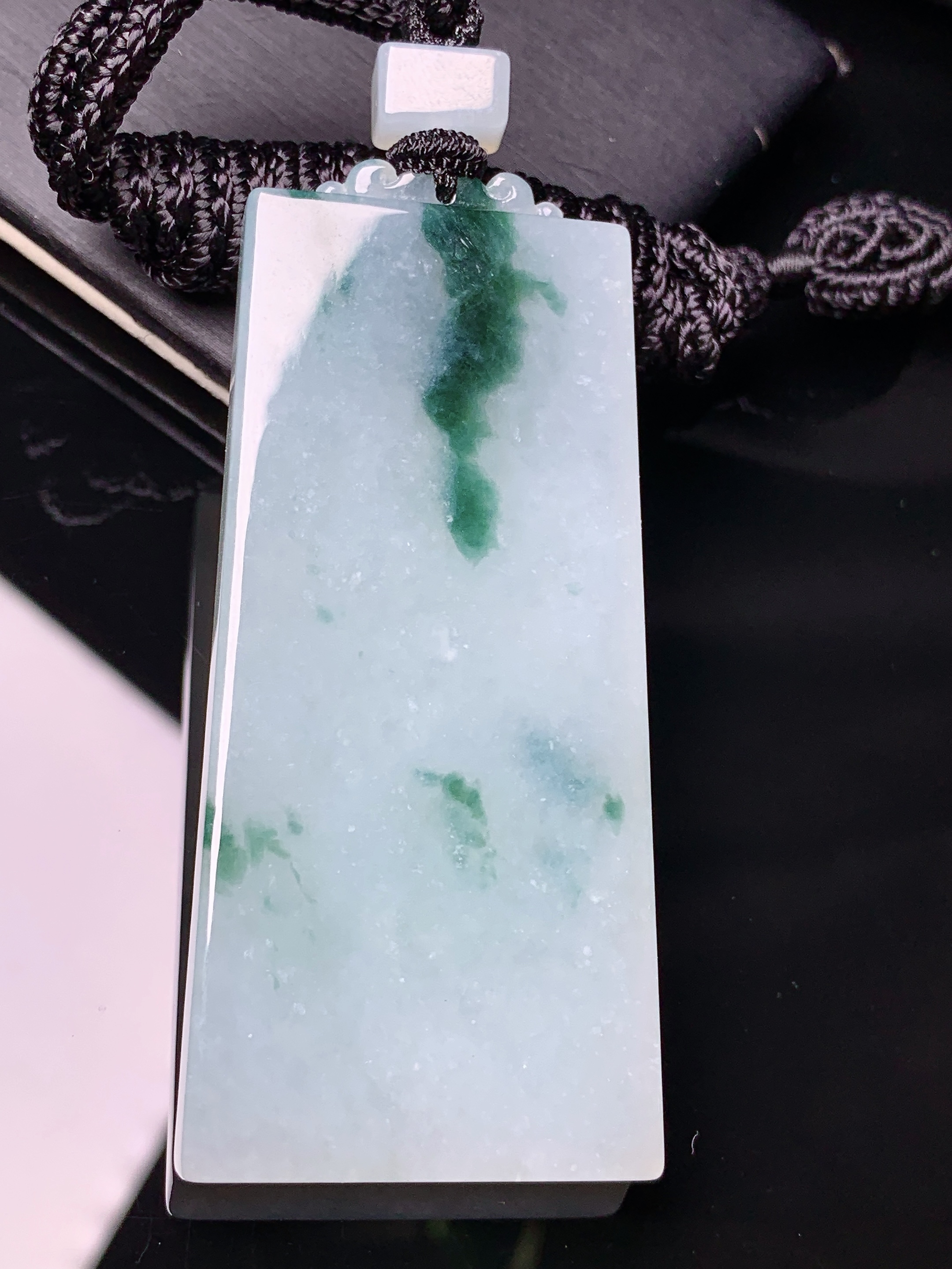 飘绿无事牌吊坠 玉质细腻 色泽艳丽清新 水润亮眼 整体尺寸64*28.8*6.2L1