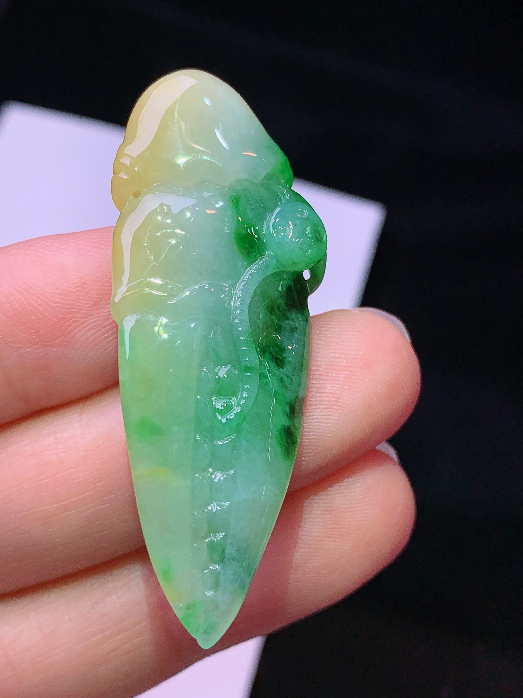 飘黄绿翡蟹钳吊坠 玉质细腻 色泽艳丽清新 水润亮眼 整体尺寸44.8*17.8*7.6w1