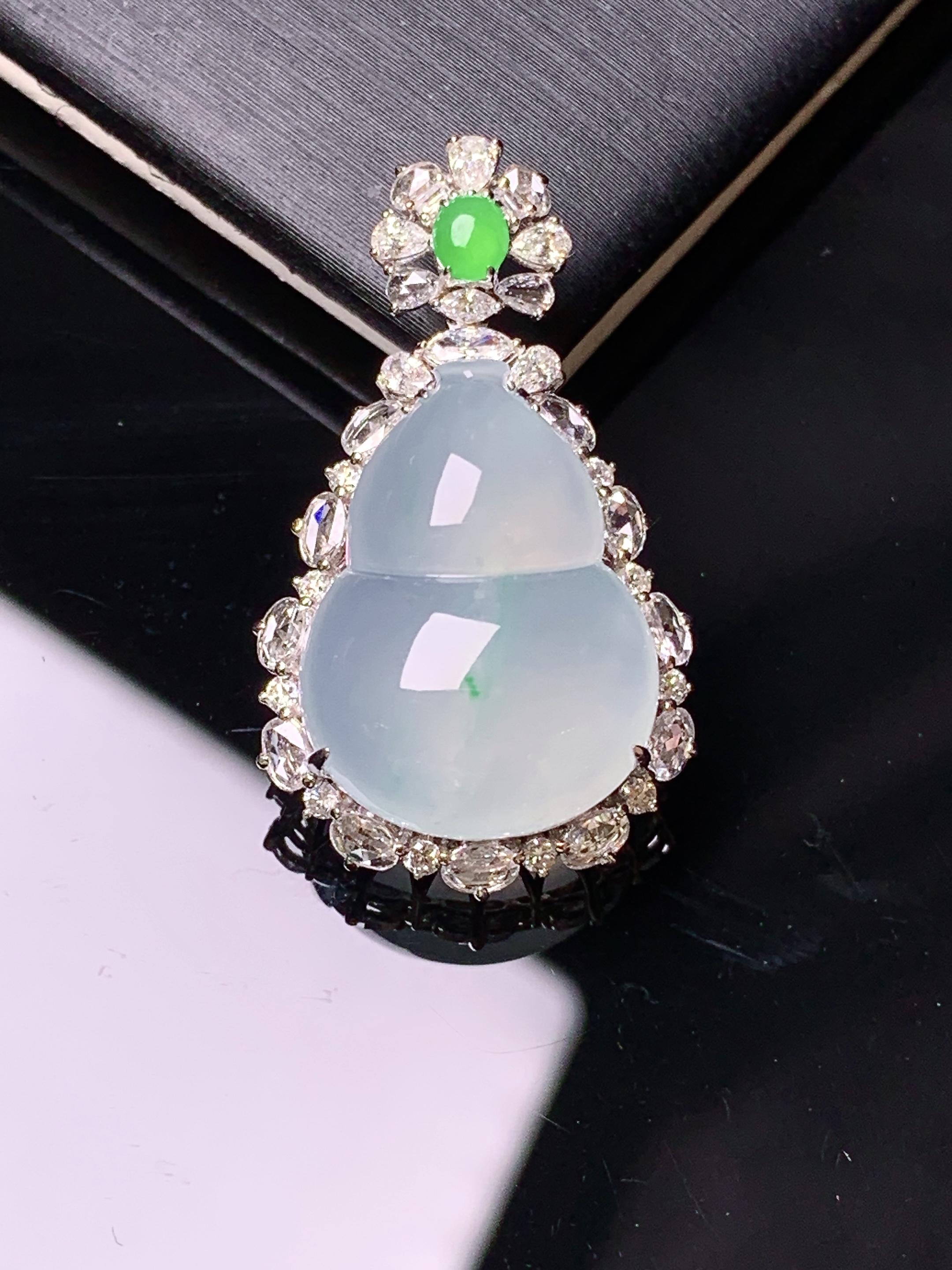 18k金钻镶嵌冰种葫芦吊坠 玉质细腻 色泽艳丽清新 水润亮眼 整体尺寸30*17.2*10.3m3