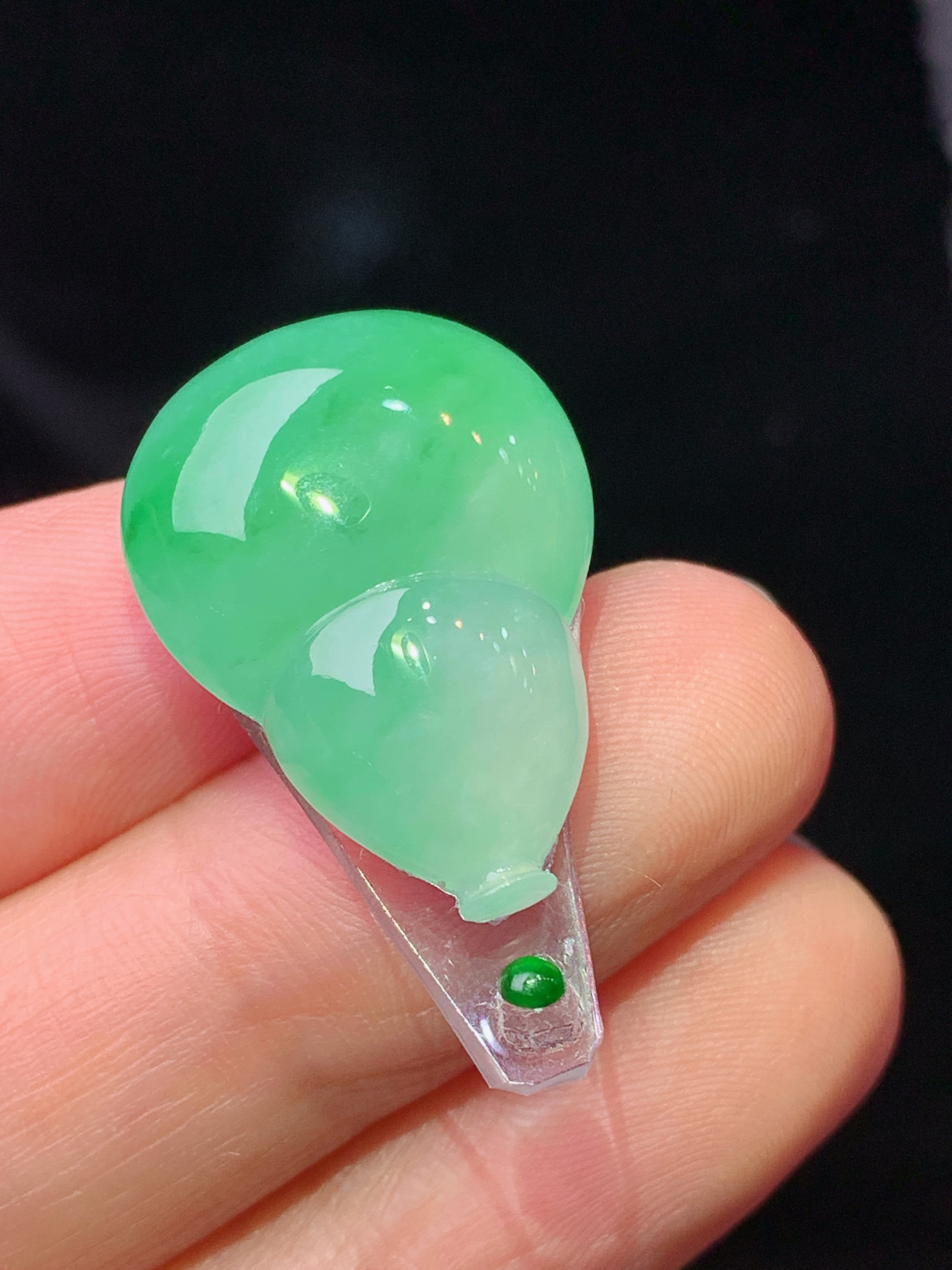 镶嵌款 翠绿葫芦吊坠 玉质细腻 色泽艳丽清新 水润亮眼 整体尺寸22.8*16.8*6*2x