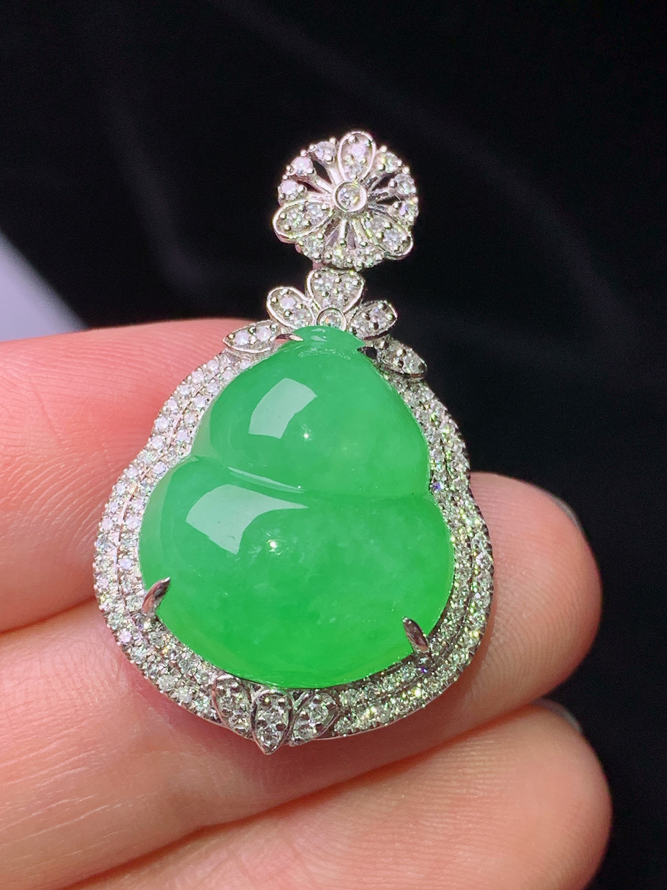 18k金钻镶嵌翠绿葫芦吊坠 玉质细腻 色泽艳丽清新 水润亮眼 整体尺寸31.2*19.3*9.2f3