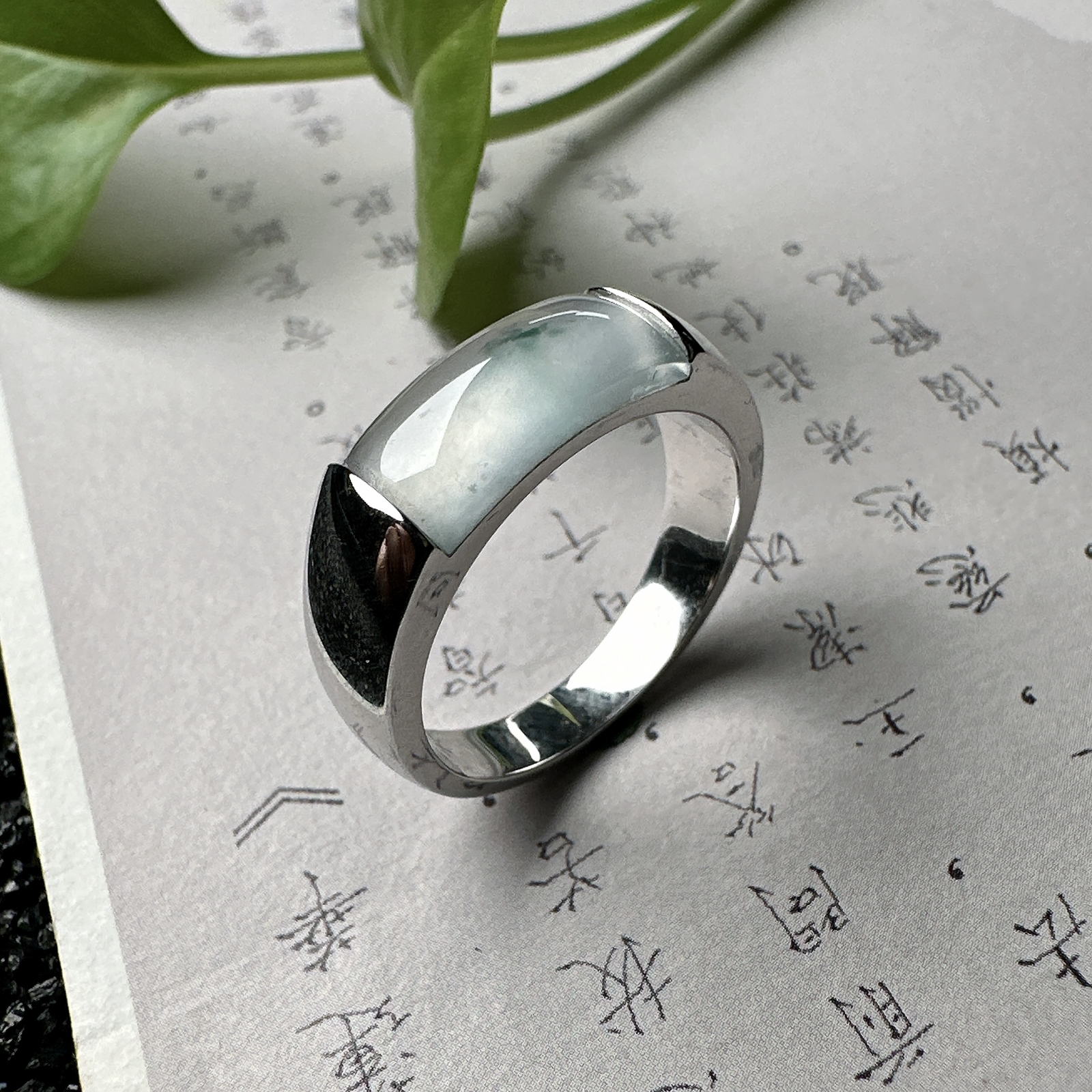 【冰种飘花马鞍戒指】种水上乘，晶莹剔透，纯净通透，18k金钻精美镶嵌，裸石尺寸14*6.2*2.5毫米，圈口可改