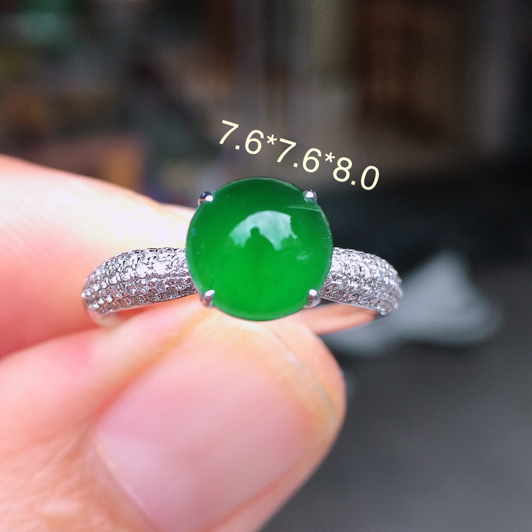 阳绿蛋面戒指，色泽均匀艳丽，玉质细腻，荧光感超
强，饱满圆润，尽显优雅气质，18k
金豪华镶嵌
