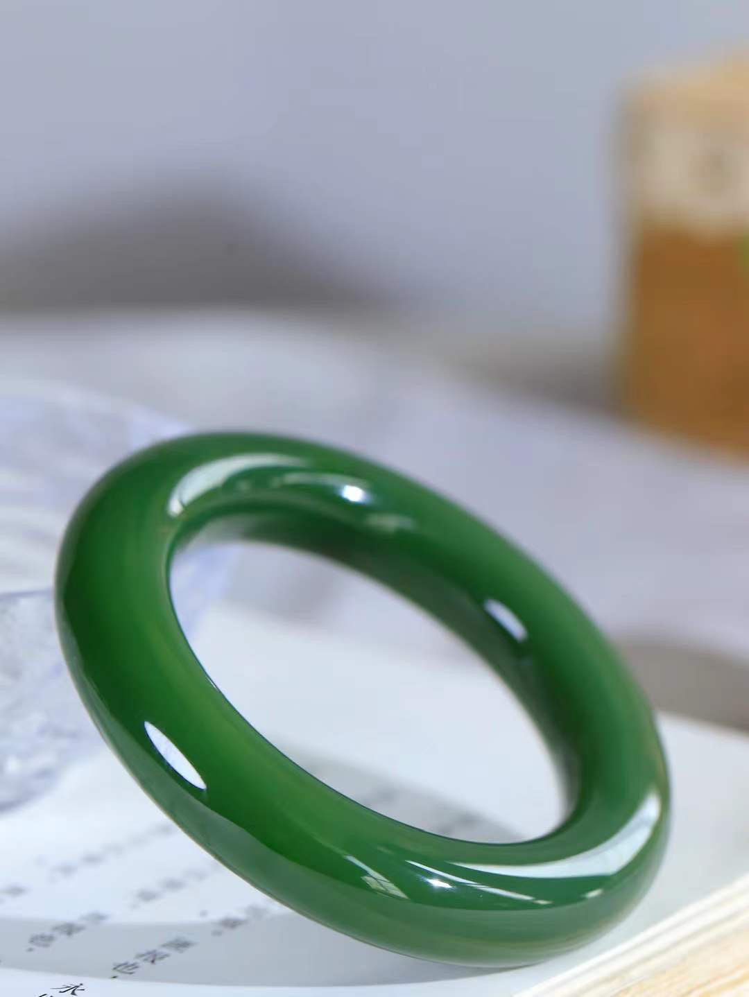 （碧色荡漾.手镯）

收藏级臻品和田玉碧玉圆条手镯，灼灼其华想像靓妆淡伫 ，腕间绿意跳脱冰壶莹，坐间静对，姑射仙姿潇洒处，艳冶最奇料子油润滋腻镯型饱满，手感上佳。重79.6克   内径50mm尺寸13-12.8mm  2440513T