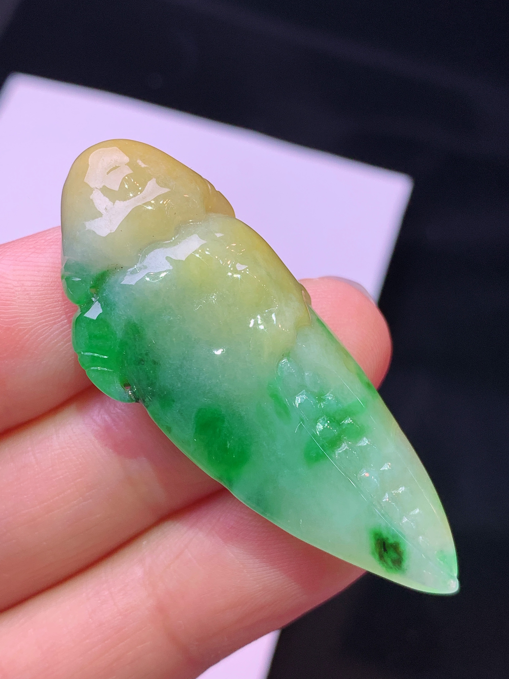 飘黄绿翡蟹钳吊坠 玉质细腻 色泽艳丽清新 水润亮眼 整体尺寸44.8*17.8*7.6w1