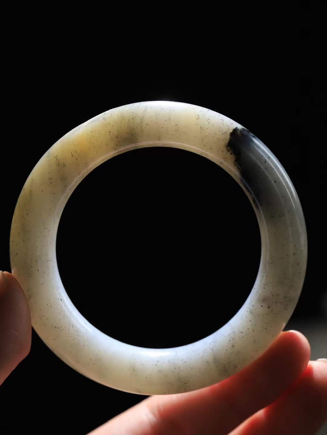 【籽.水墨风情.手镯】

新疆和田籽料青花圆条手镯 玉质细腻饱满，镯型大气，脂感油润。青花晕染轻淌，让人迷醉其中，就如身在云雾飘渺的群山之中，雾气升腾～重71.2克 尺寸53-12.6-12mm FDT-7740300