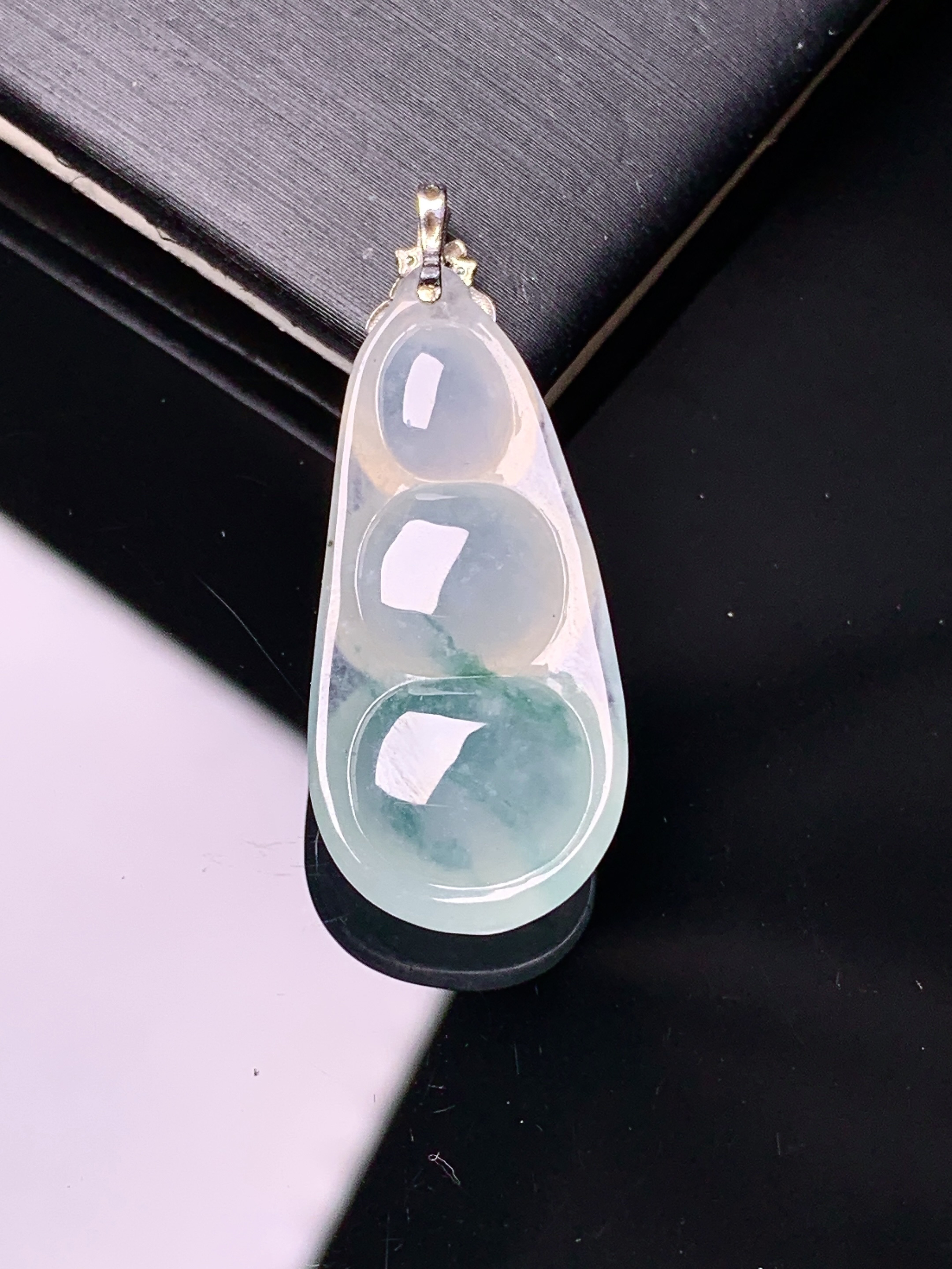 18k金钻镶嵌飘绿四季豆吊坠 玉质细腻 色泽艳丽清新 水润亮眼 整体尺寸33.6*13.5*7m1