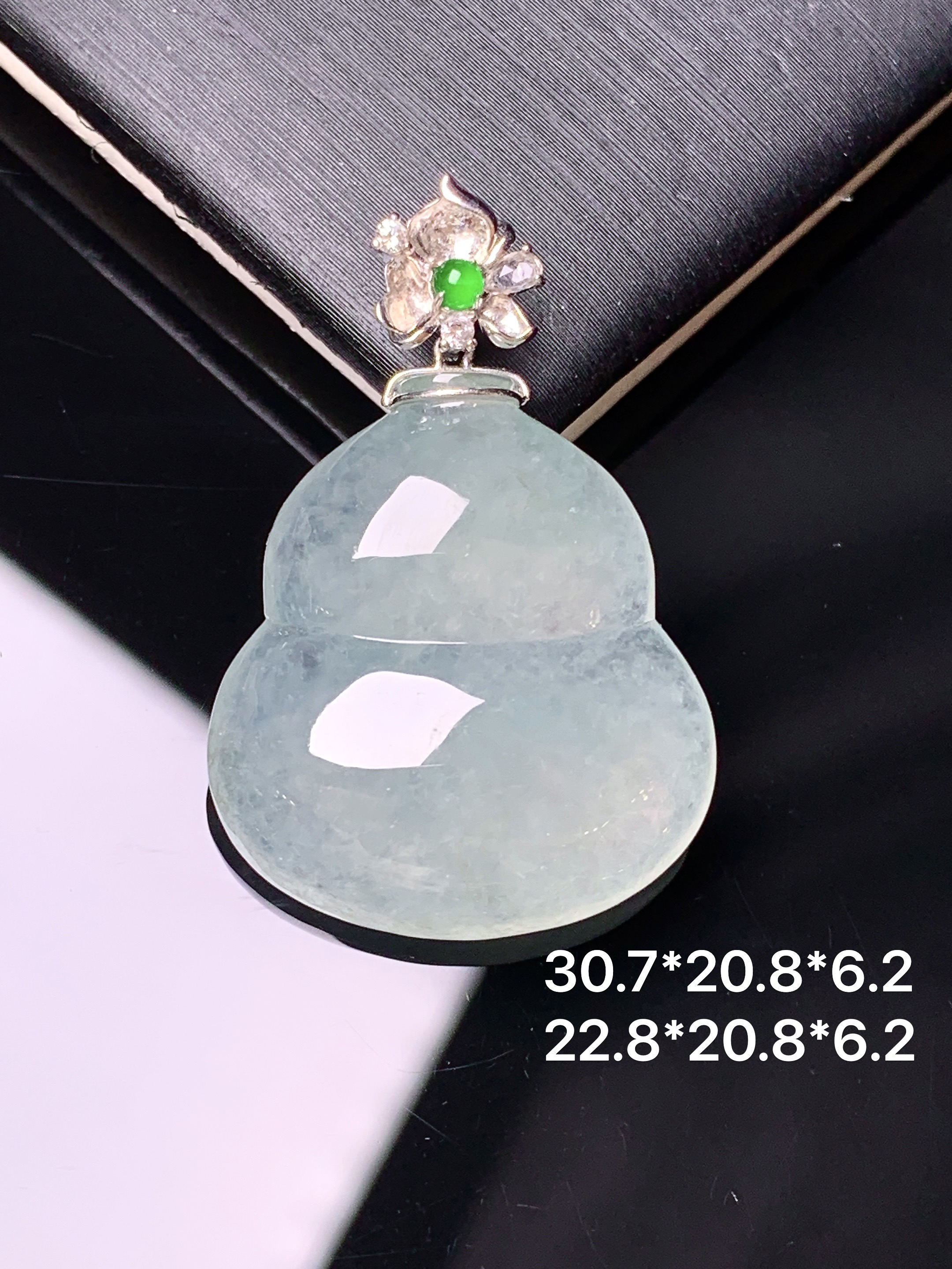 18k金钻镶嵌冰种葫芦吊坠 玉质细腻 色泽艳丽清新 水润亮眼 整体尺寸30.7*20.8*6.2c1
