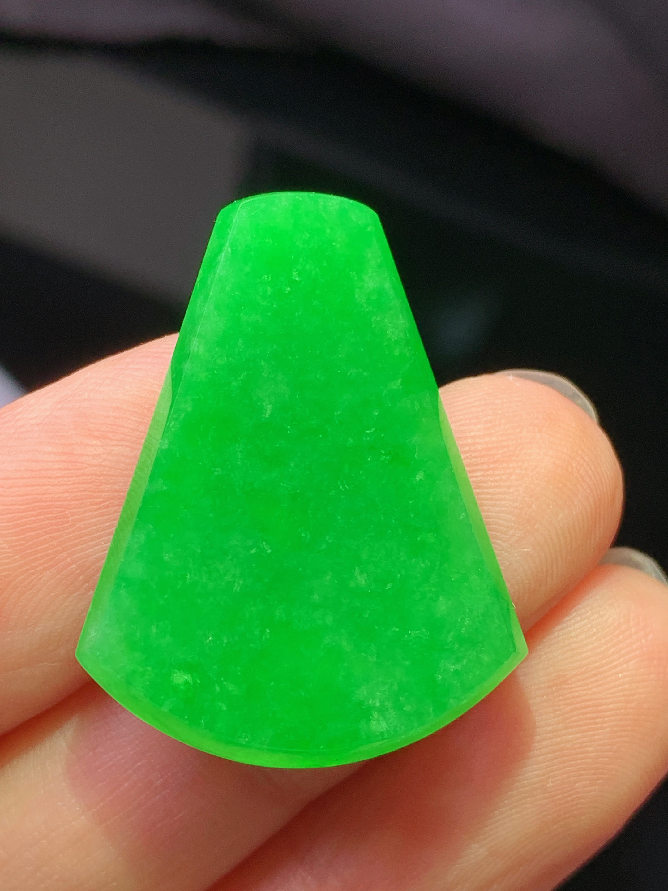 镶嵌款 翠绿无事牌吊坠 玉质细腻 色泽艳丽清新 水润亮眼 整体尺寸28*21.6*2.5m2