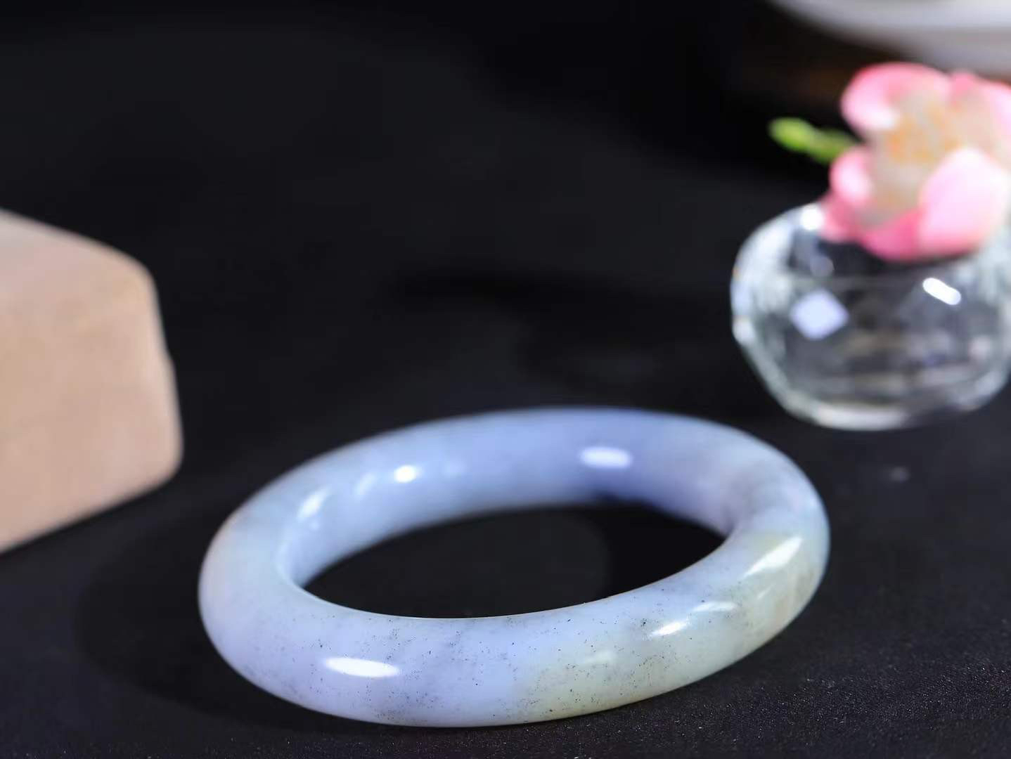 【籽.水墨风情.手镯】

新疆和田籽料青花圆条手镯 玉质细腻饱满，镯型大气，脂感油润。青花晕染轻淌，