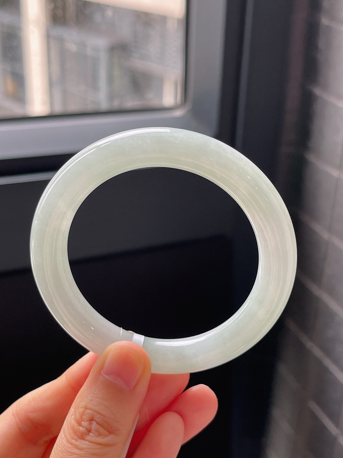 圆镯52.4圈口，翡翠冰糯种浅绿色手镯