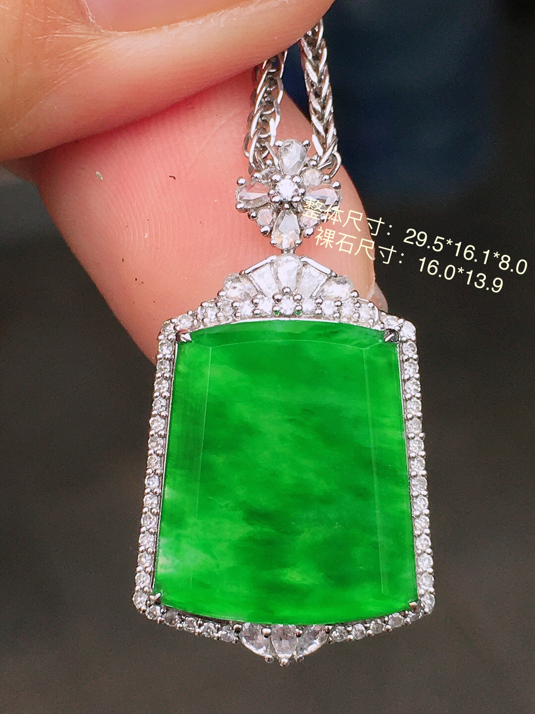 阳绿无事牌吊坠，色泽均匀艳丽，玉质细腻，荧光感超
强，饱满圆润，尽显优雅气质，18k
金豪华镶嵌