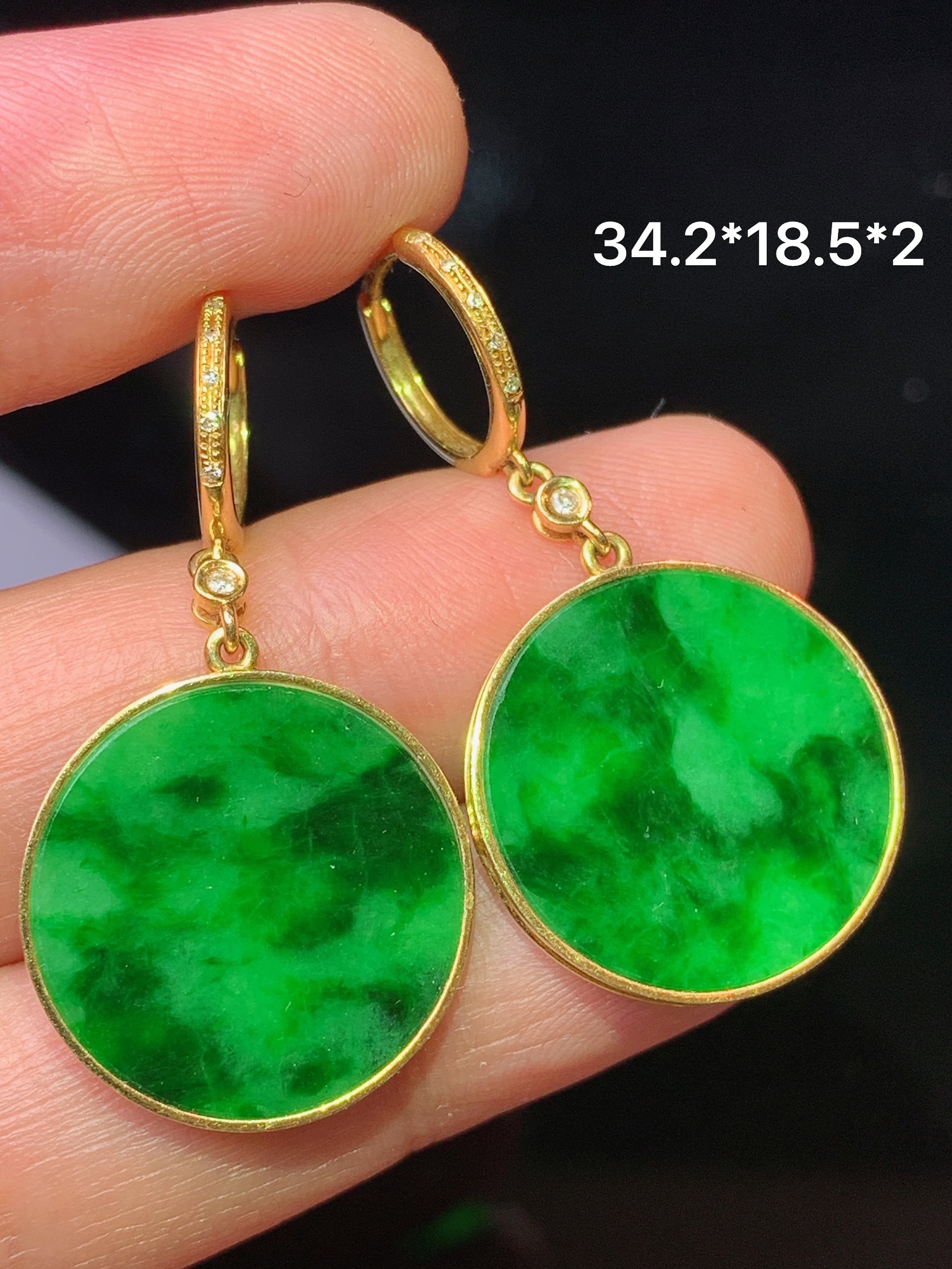 18k金钻镶嵌翠绿圆牌耳坠 玉质细腻 色泽艳丽清新 水润亮眼 整体尺寸34.2*18.5*2*b1